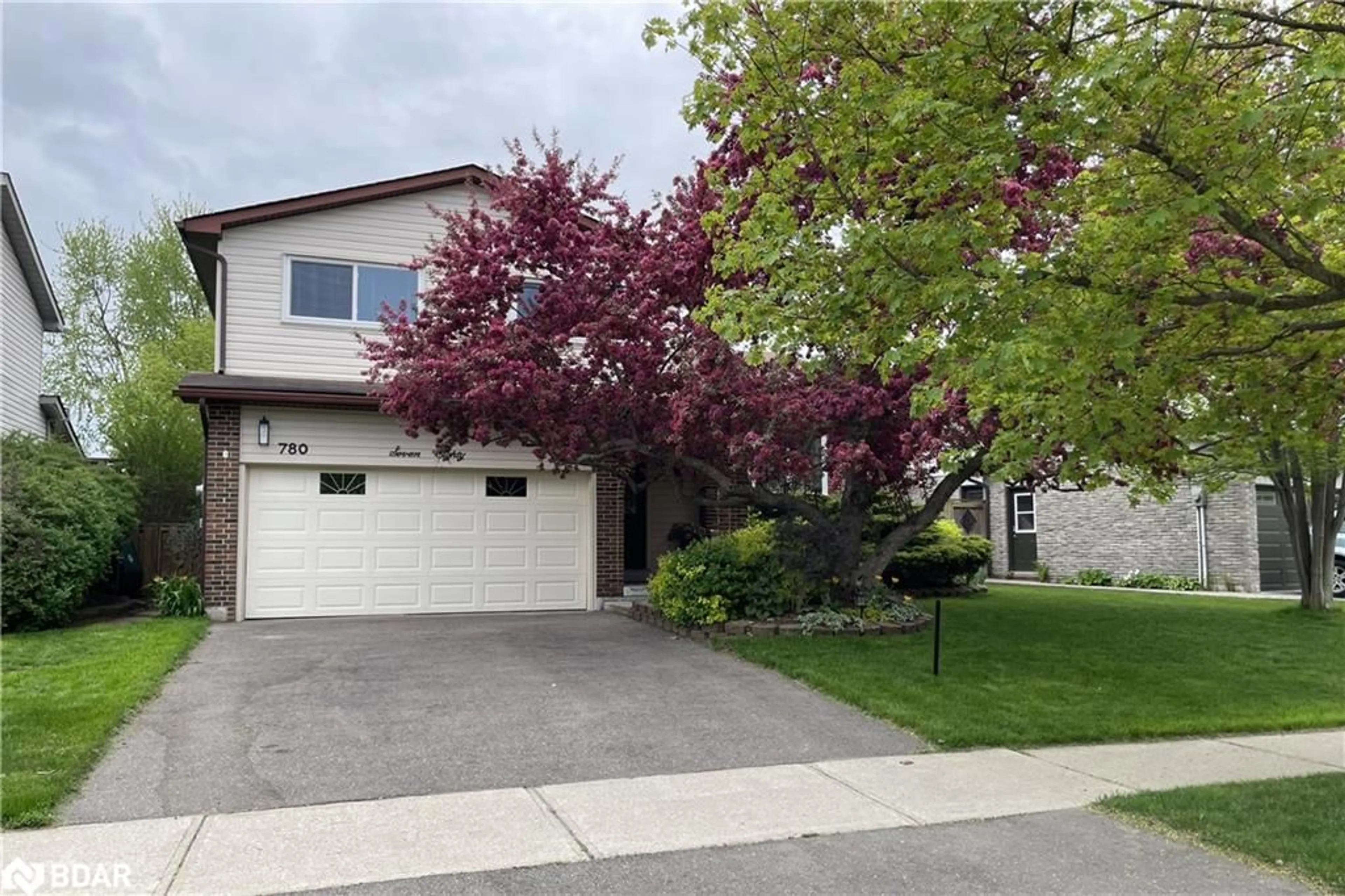 Home with vinyl exterior material, street for 780 Woodward Ave, Milton Ontario L9T 3T9