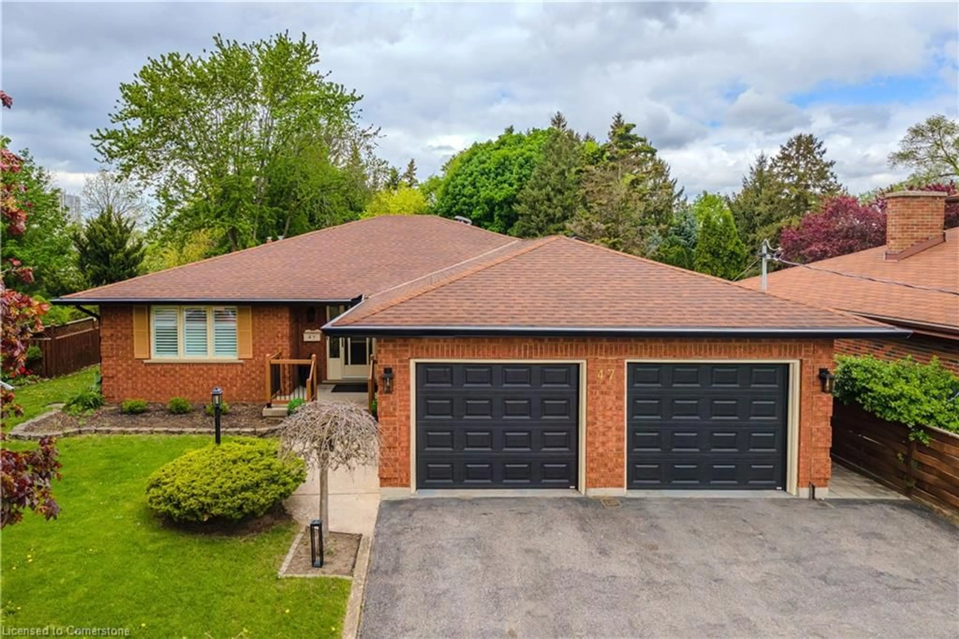 Home with brick exterior material, street for 47 Avenue Rd, Cambridge Ontario N1R 1B8