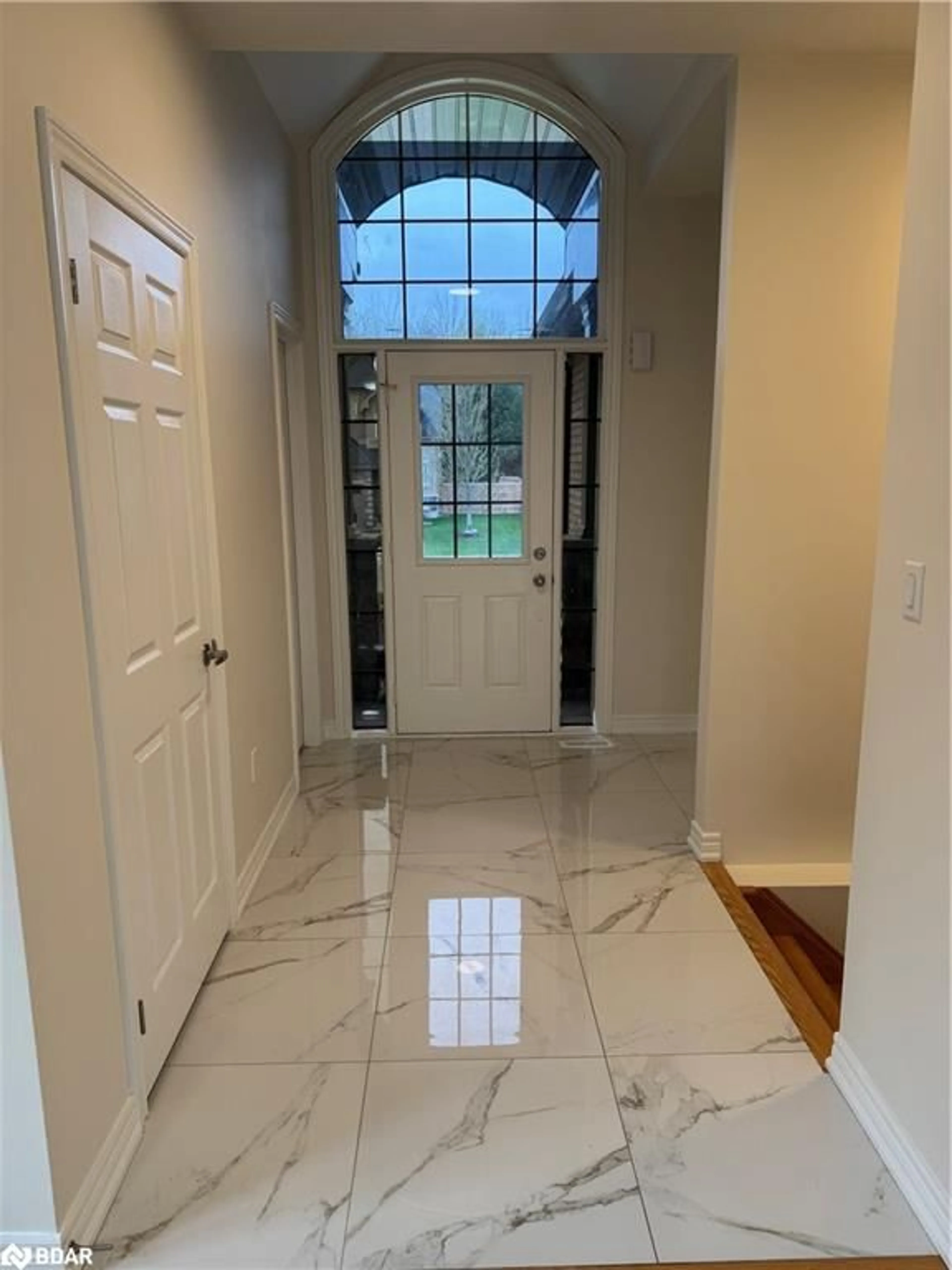 Indoor entryway for 10 Falvo Street St, Wasaga Beach Ontario L9Z 0G8