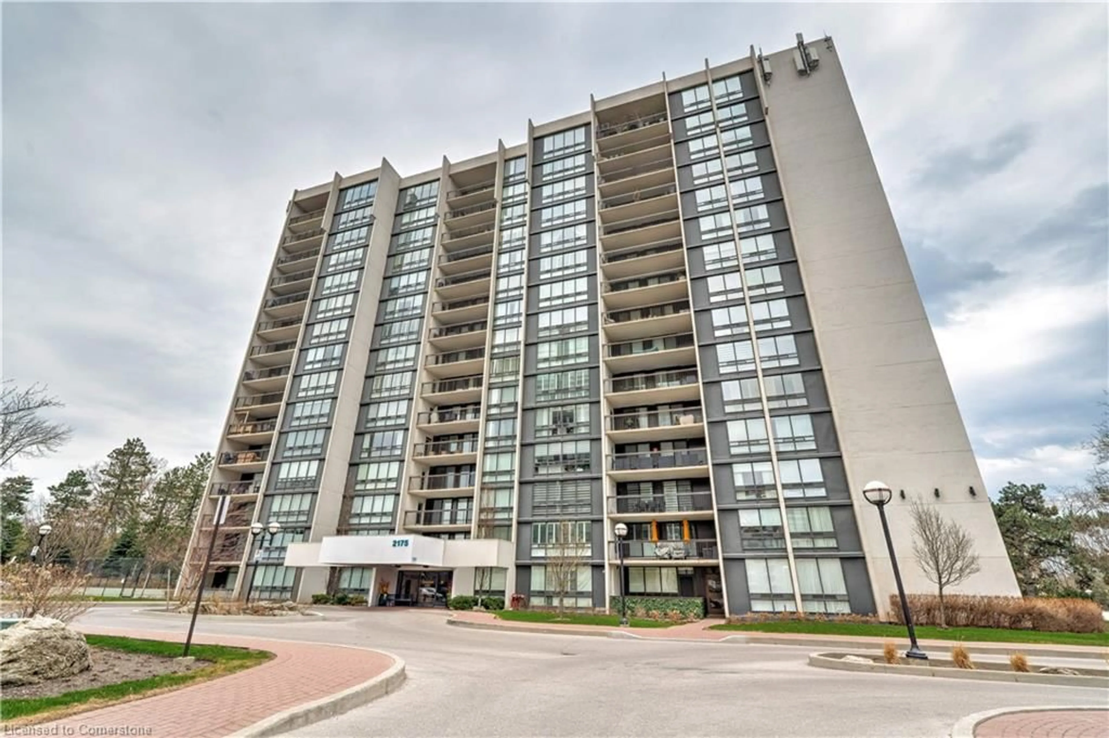 Indoor foyer for 2175 Marine Dr, Oakville Ontario L6L 5L5