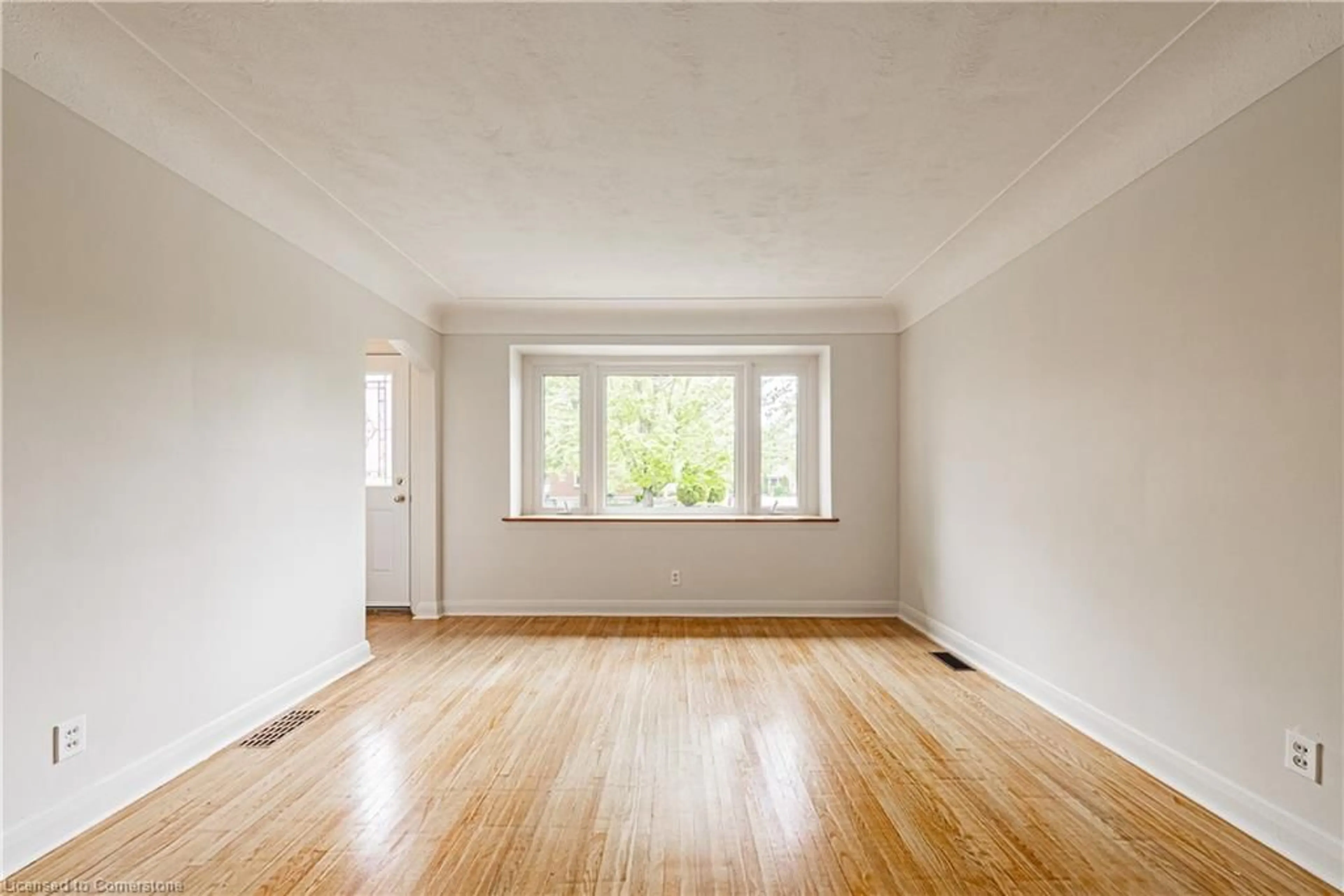 A pic of a room for 8 Sinclair Crt, Hamilton Ontario L8K 2B5