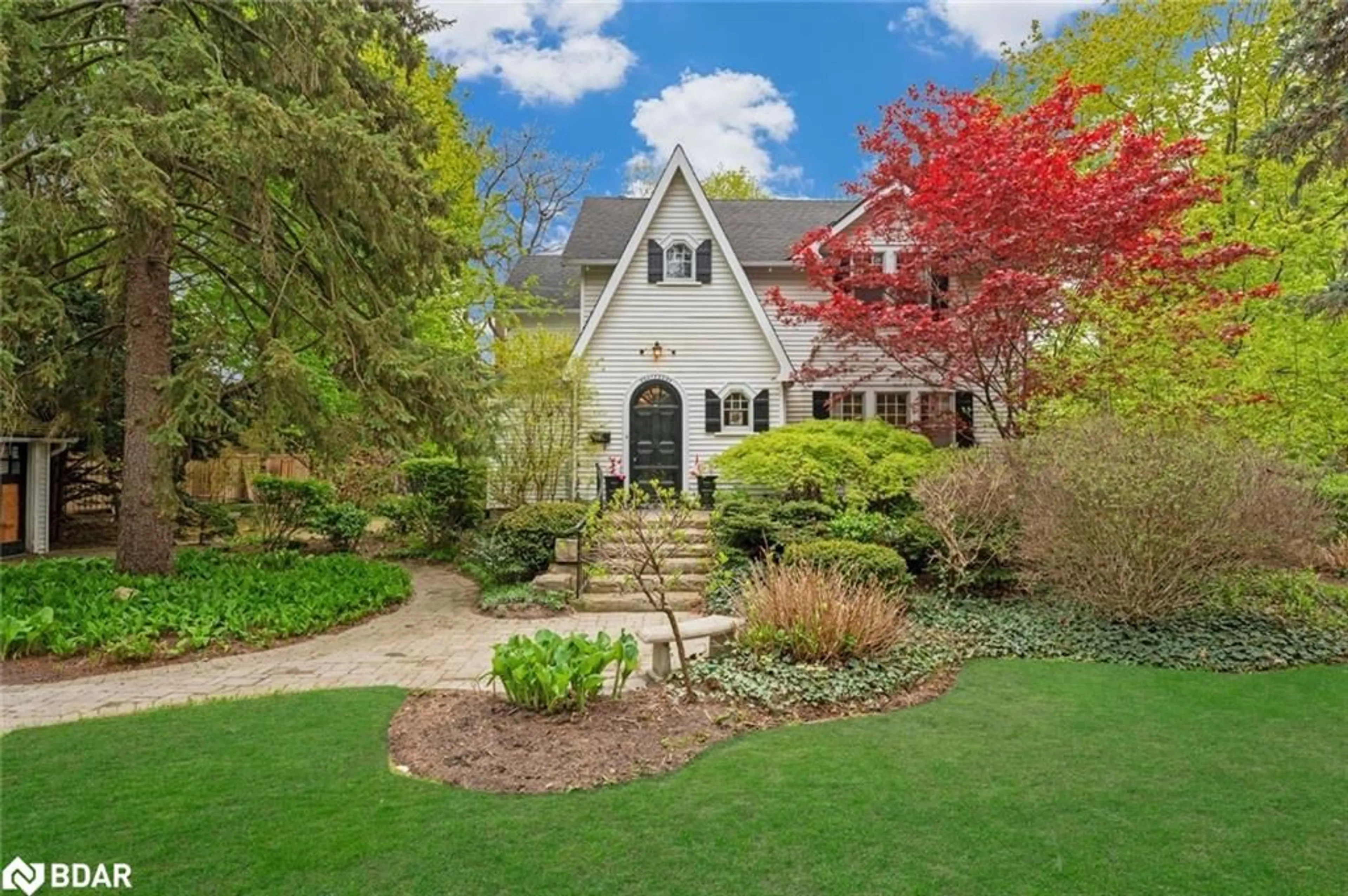A pic from outside/outdoor area/front of a property/back of a property/a pic from drone, street for 338 Maple Grove Dr, Oakville Ontario L6J 4V5