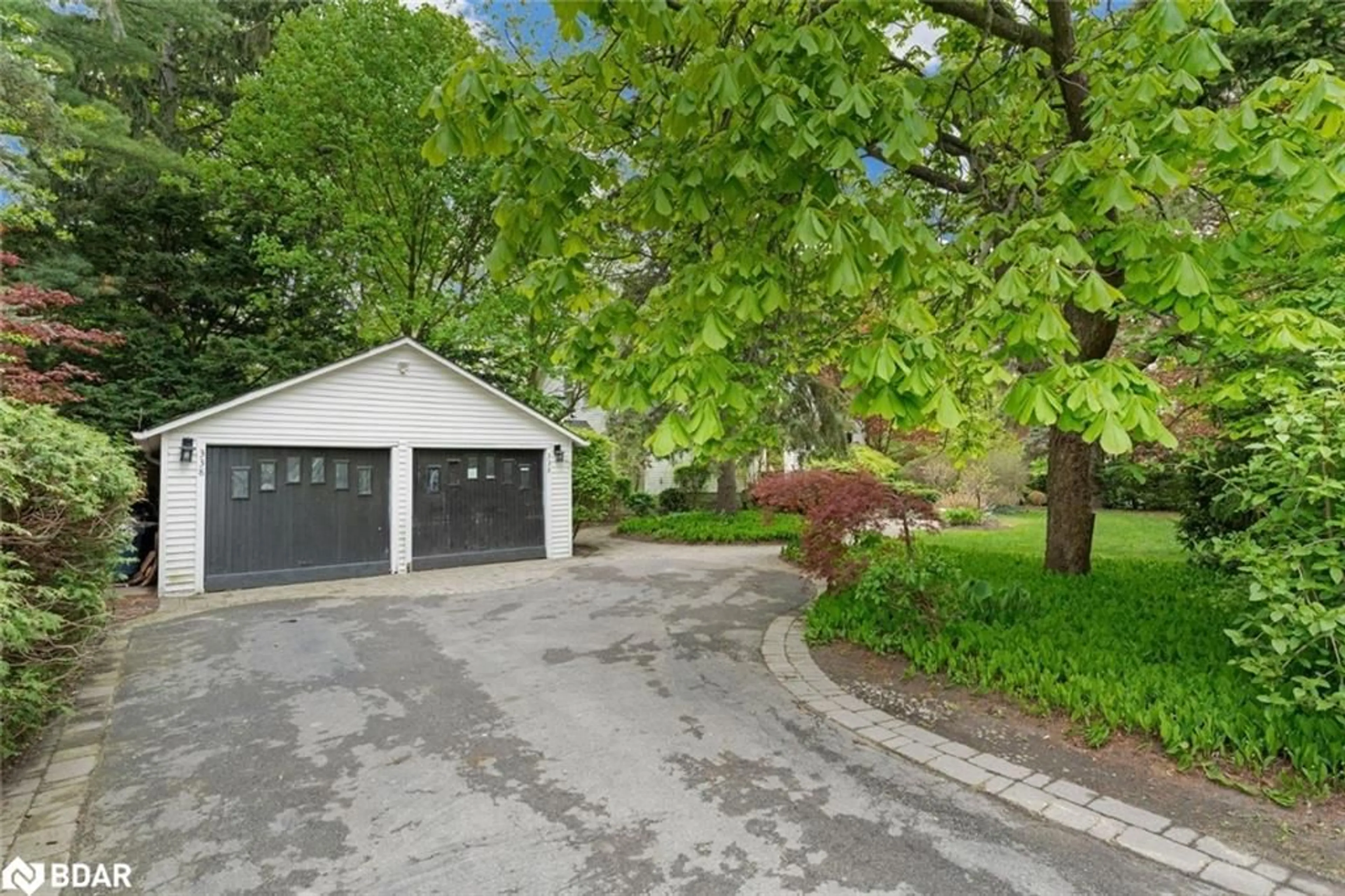 A pic from outside/outdoor area/front of a property/back of a property/a pic from drone, street for 338 Maple Grove Dr, Oakville Ontario L6J 4V5