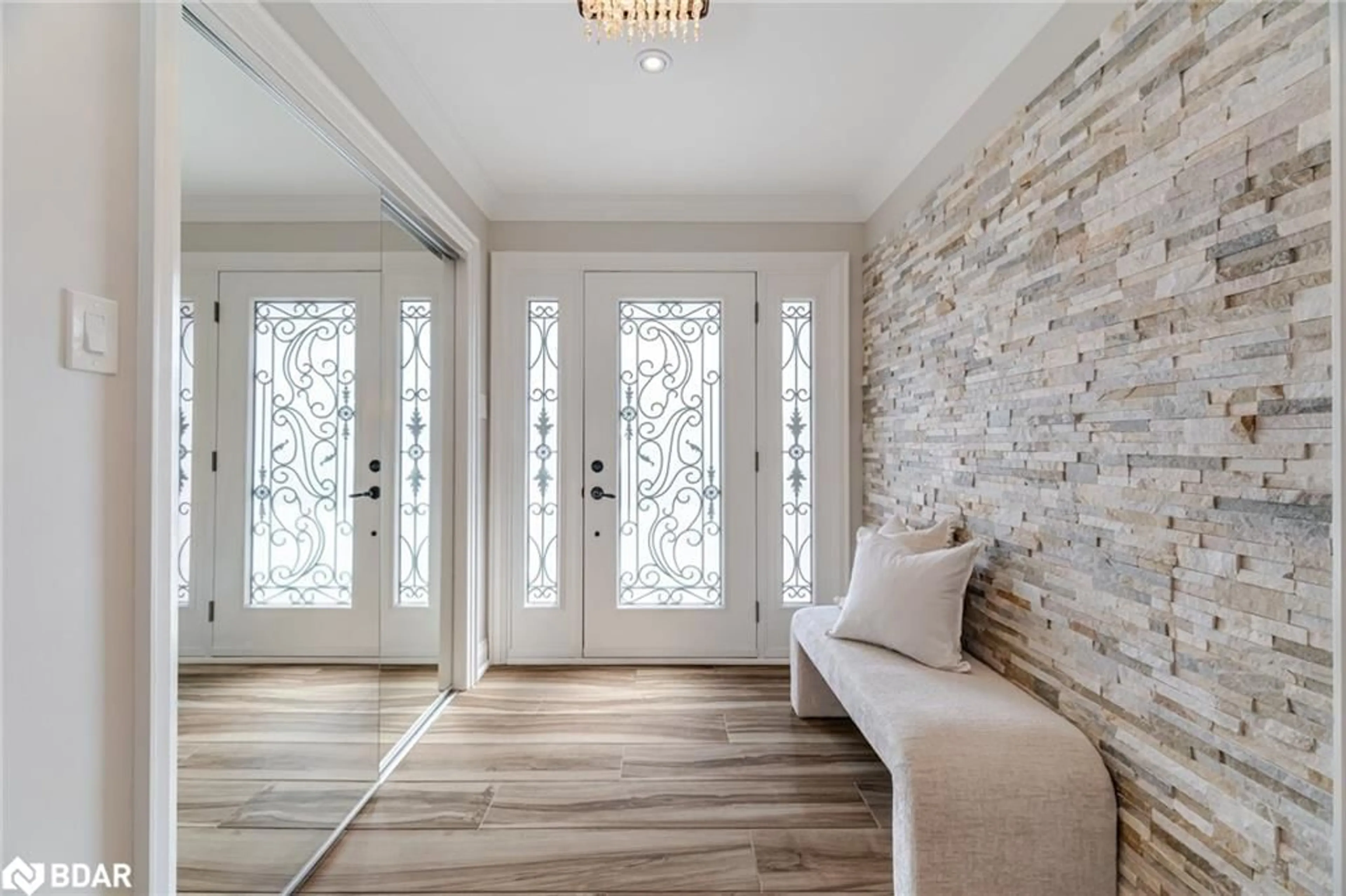 Indoor entryway for 6736 Barrisdale Dr, Mississauga Ontario L5N 2H4