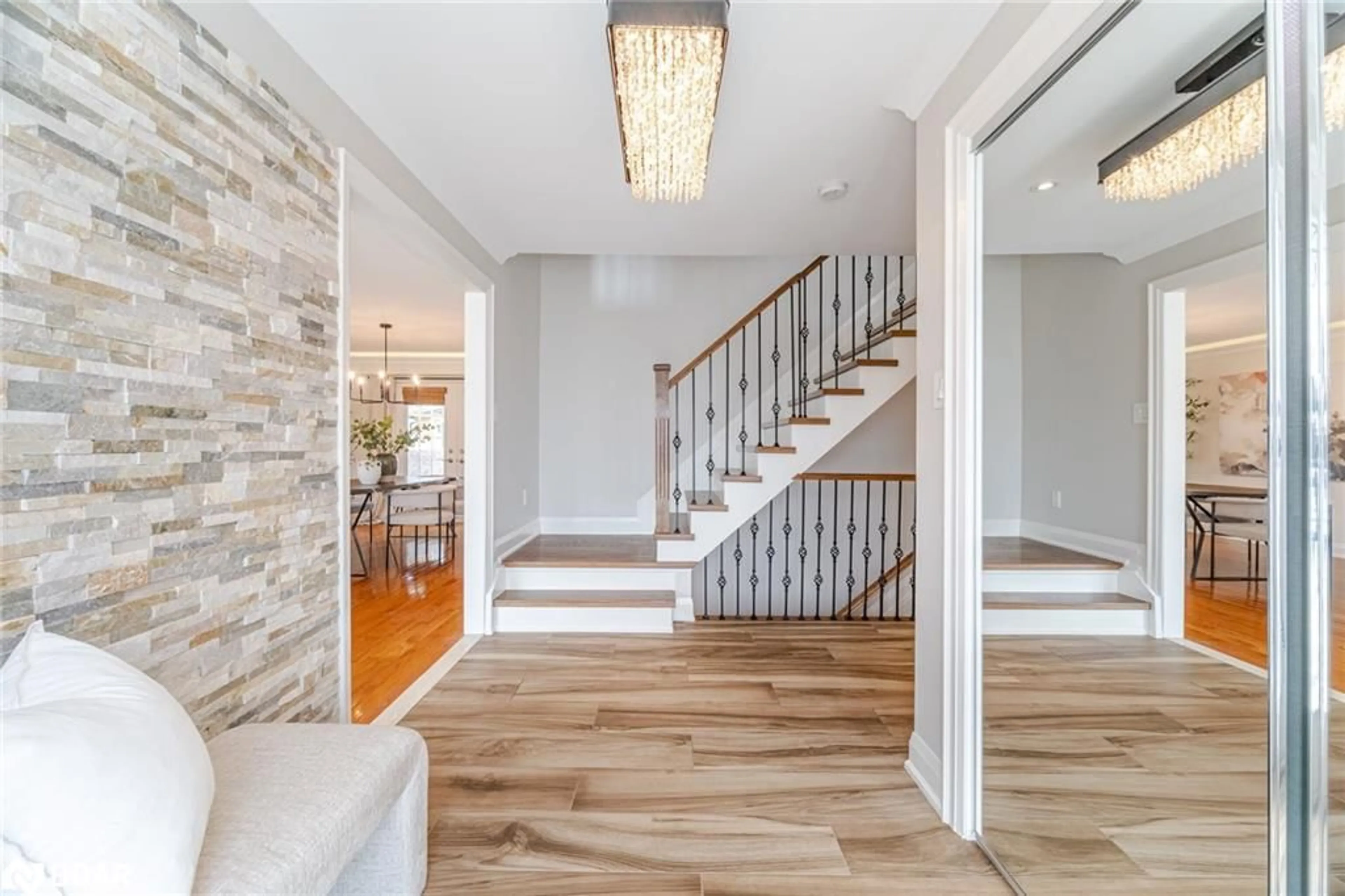 Indoor entryway for 6736 Barrisdale Dr, Mississauga Ontario L5N 2H4