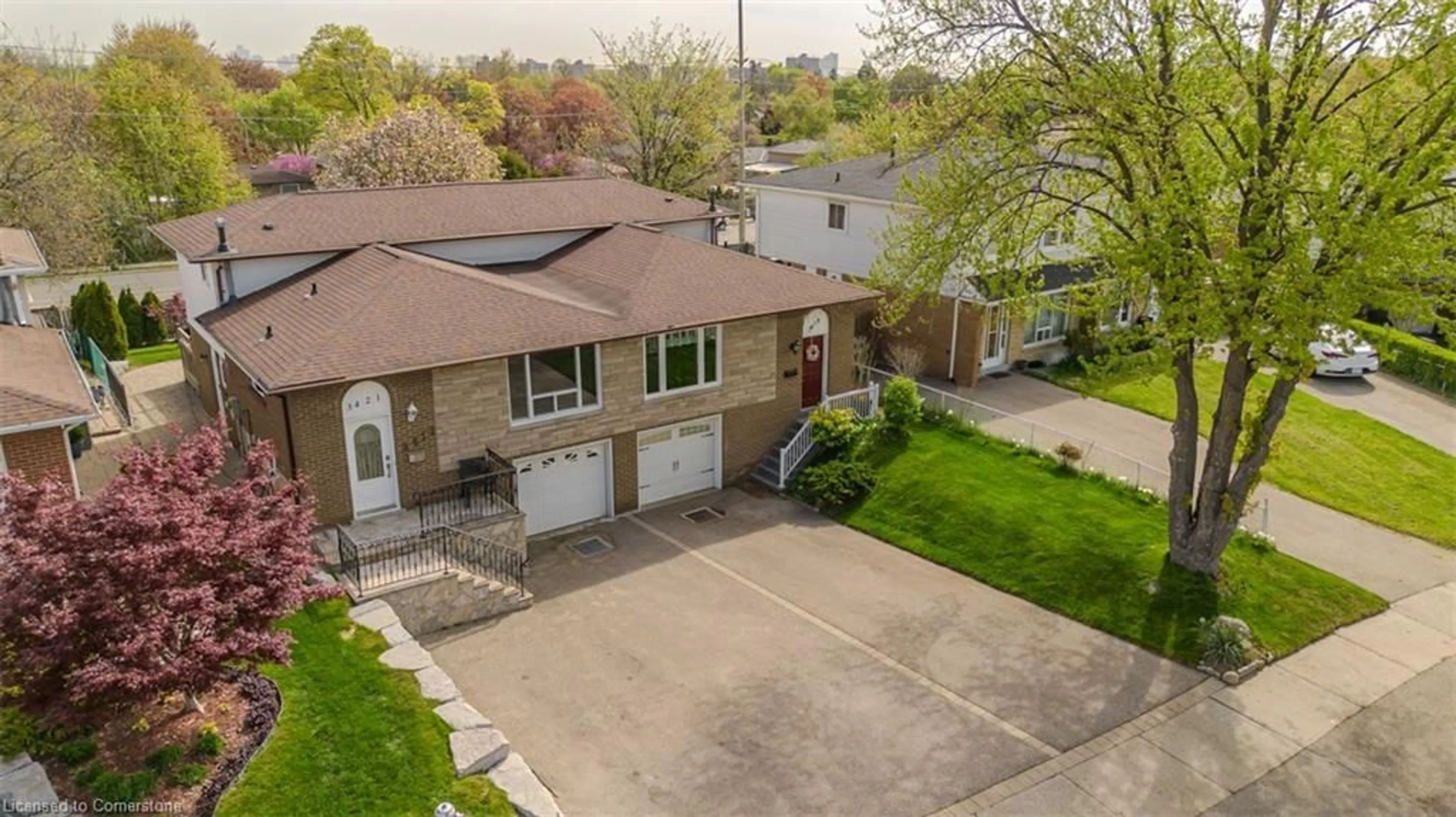 A pic from outside/outdoor area/front of a property/back of a property/a pic from drone, street for 3419 Homark Dr, Mississauga Ontario L4Y 2K6