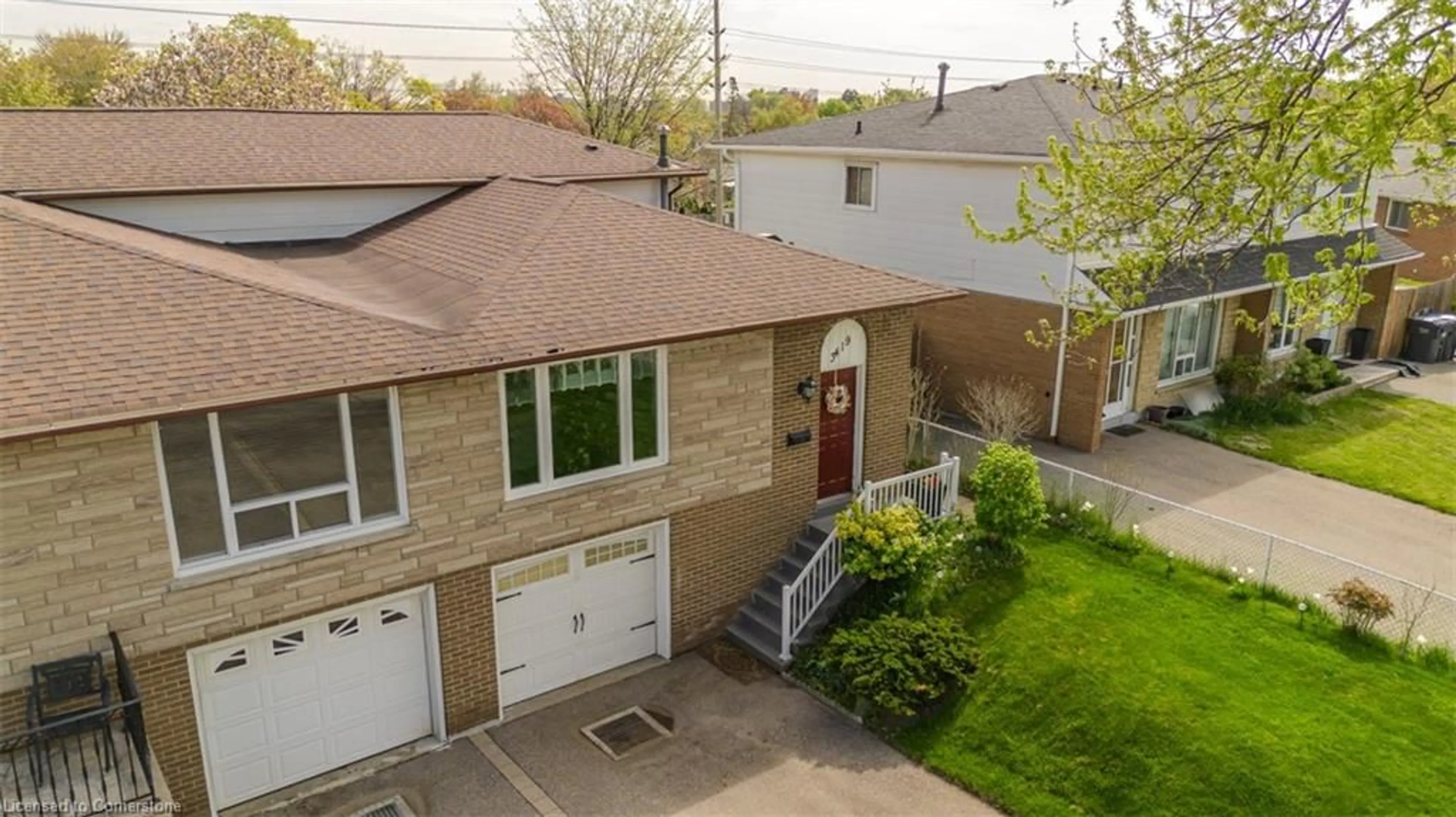 A pic from outside/outdoor area/front of a property/back of a property/a pic from drone, street for 3419 Homark Dr, Mississauga Ontario L4Y 2K6