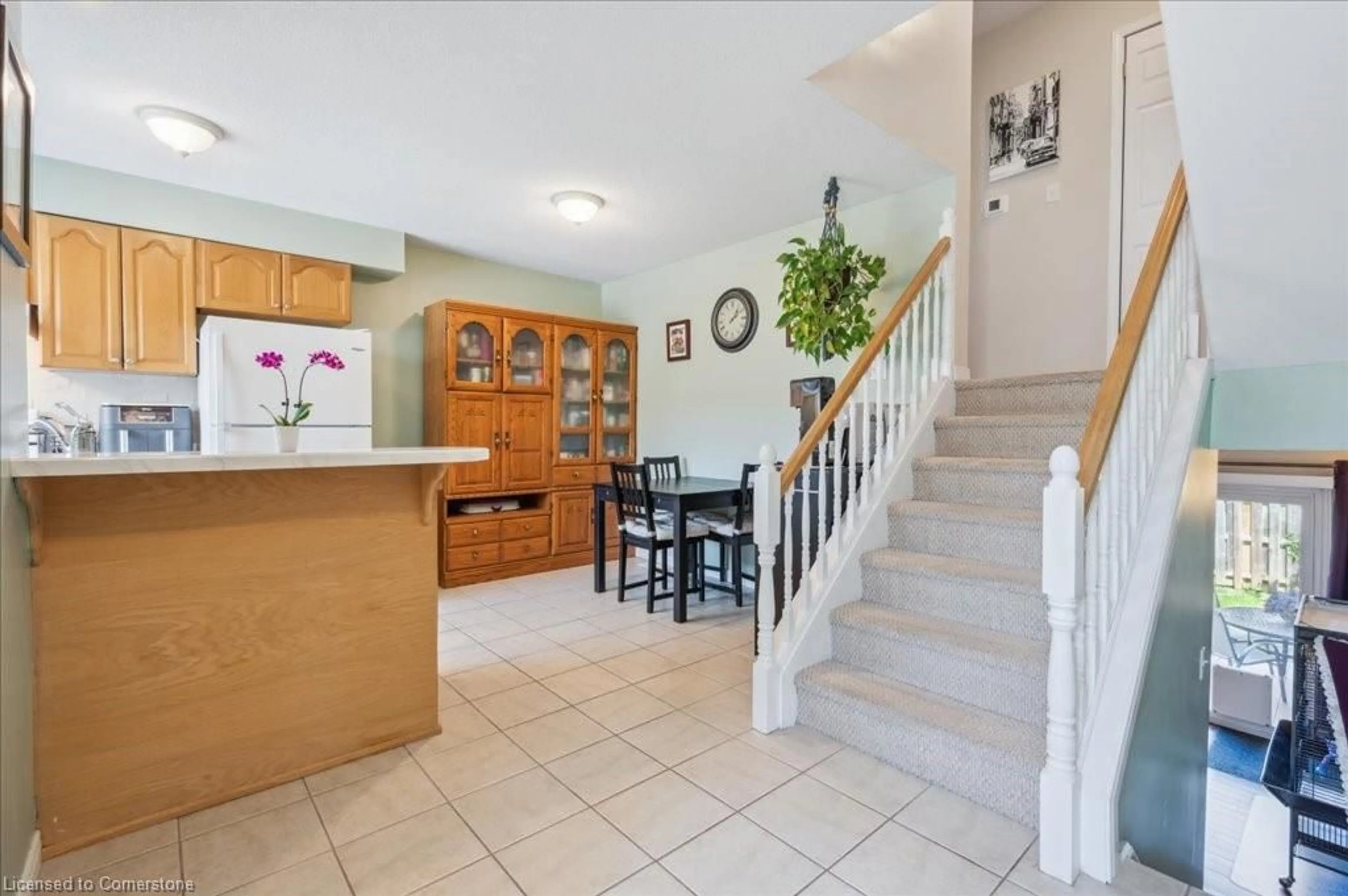 Indoor foyer for 211 Veronica Dr #29, Kitchener Ontario N2A 2R8