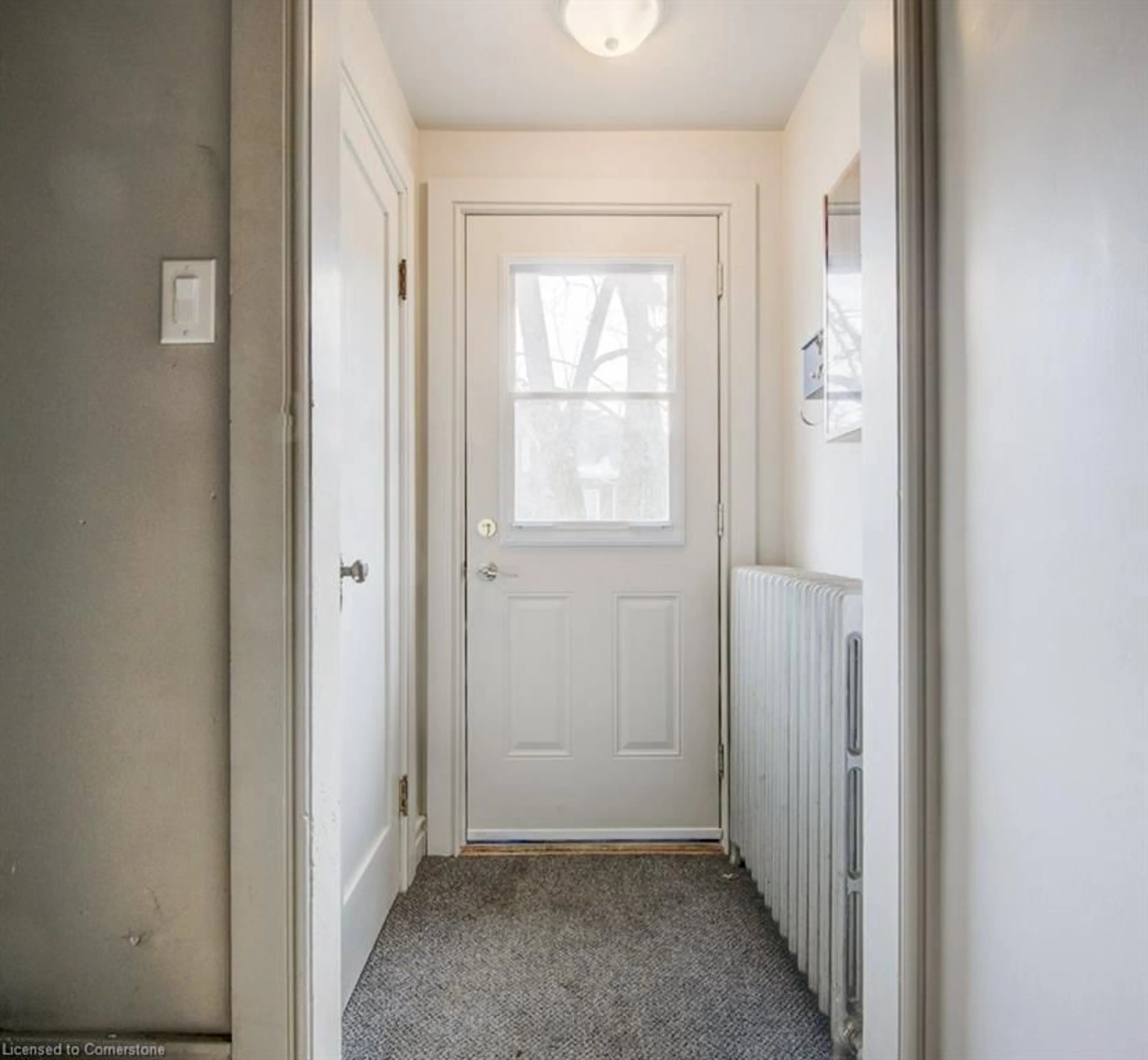 Indoor entryway for 98 Waterloo St, Waterloo Ontario N2J 1X9