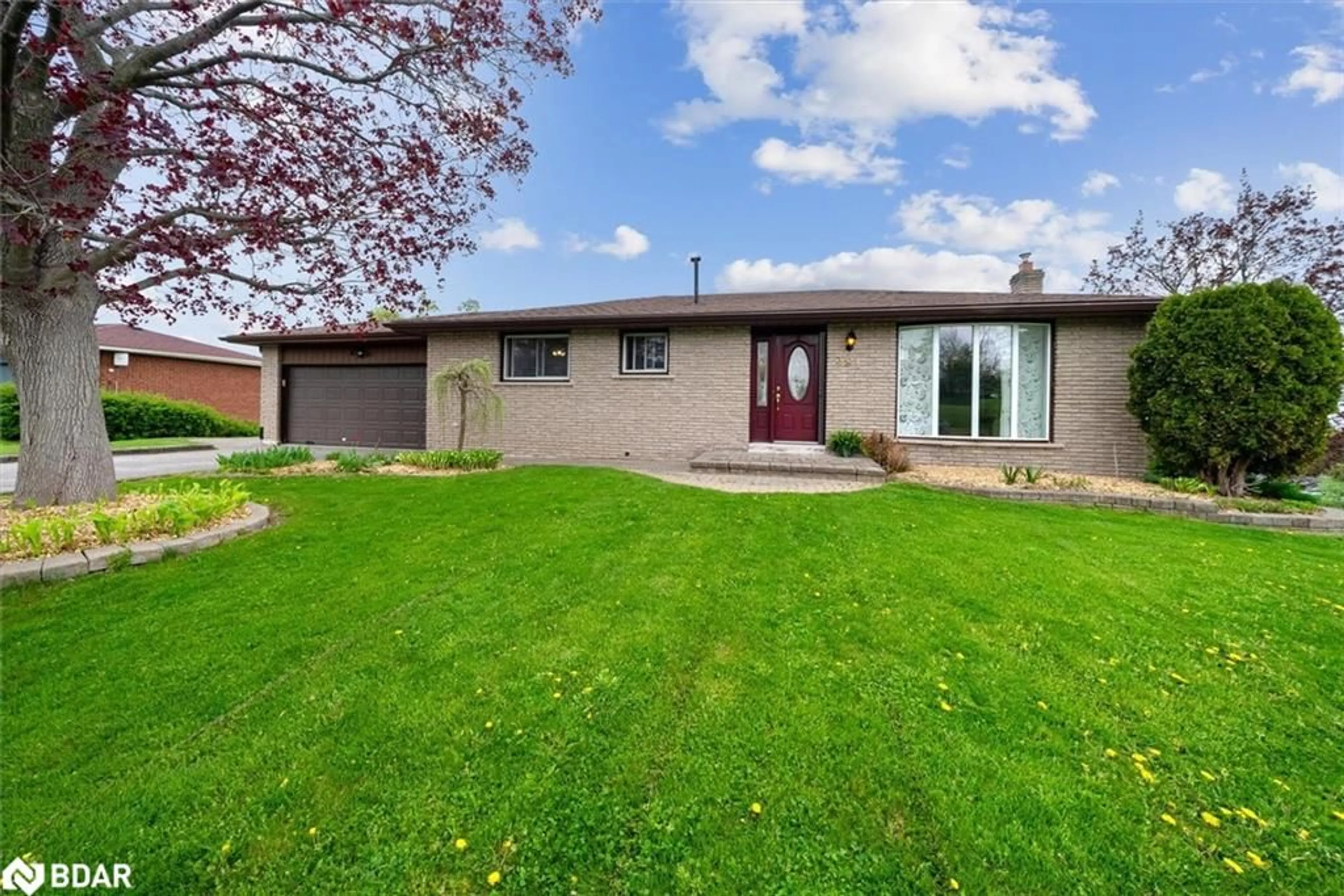 Home with vinyl exterior material, street for 381 Country Club Cir, Bobcaygeon Ontario K0M 1A0