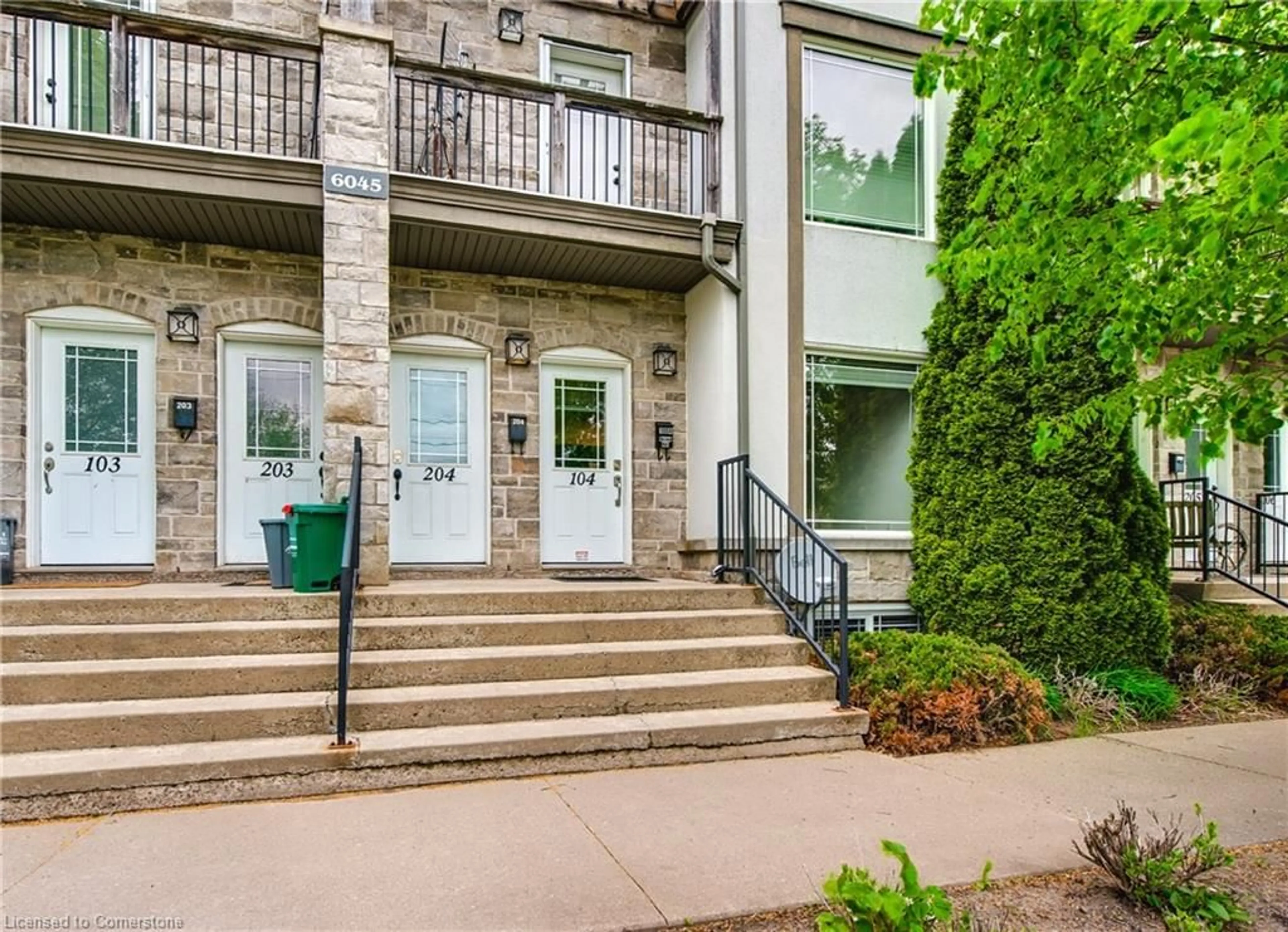 Indoor foyer for 6045 Dunn St #104, Niagara Falls Ontario L2G 2P2