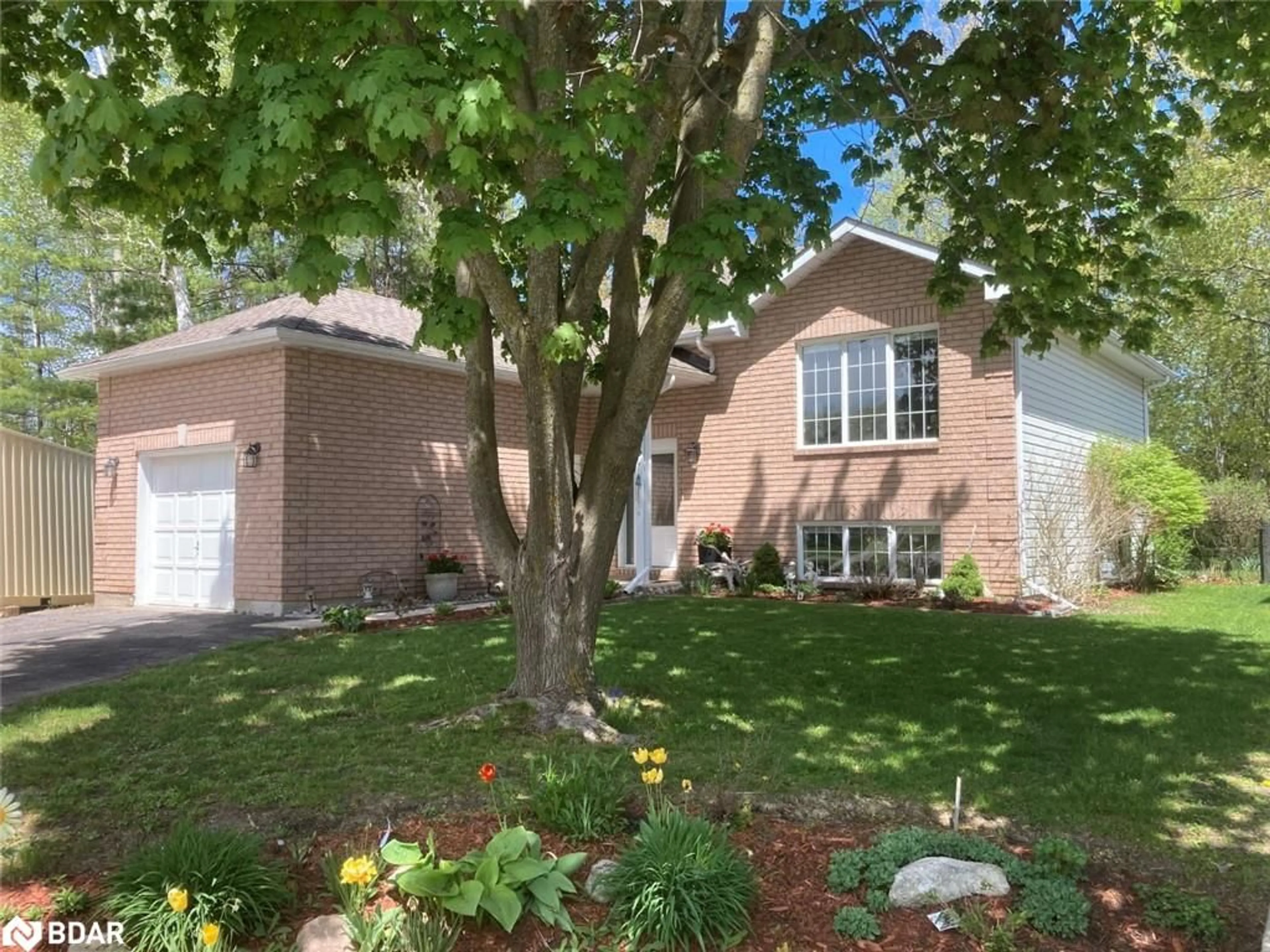 Home with brick exterior material, street for 15 Lisbon Crt, Wasaga Beach Ontario L9Z 1L2