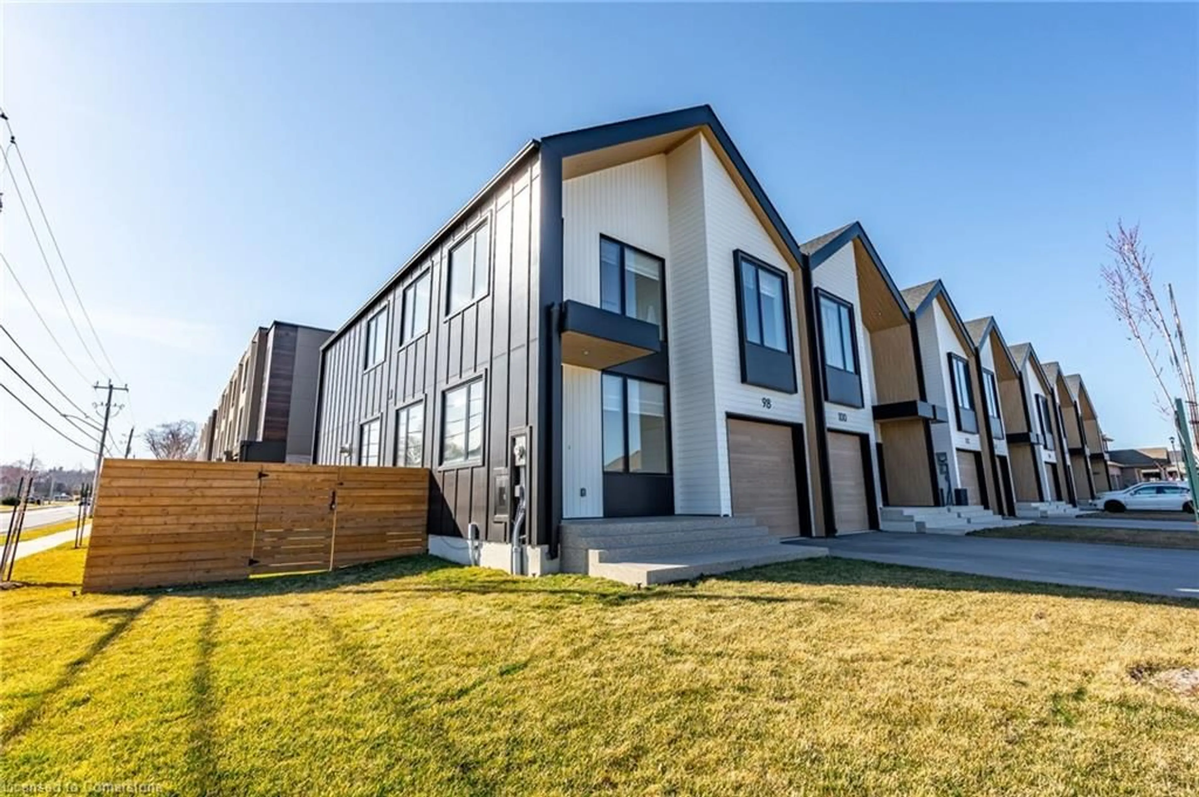 Home with vinyl exterior material, unknown for 98 Lametti Dr, Fonthill Ontario L0S 1E6