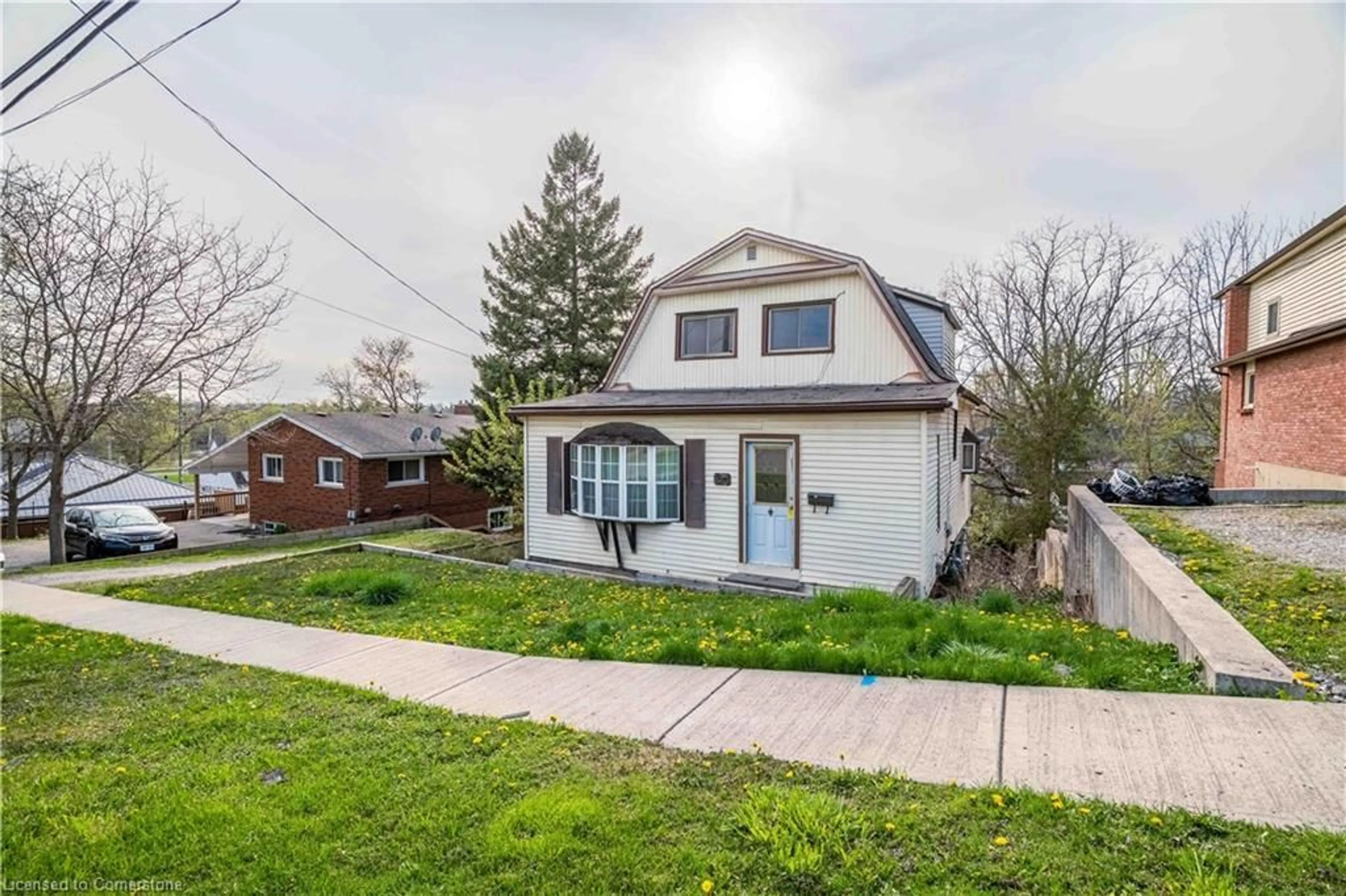 A pic from outside/outdoor area/front of a property/back of a property/a pic from drone, street for 23 Aberdeen St, Caledonia Ontario N3W 1C8