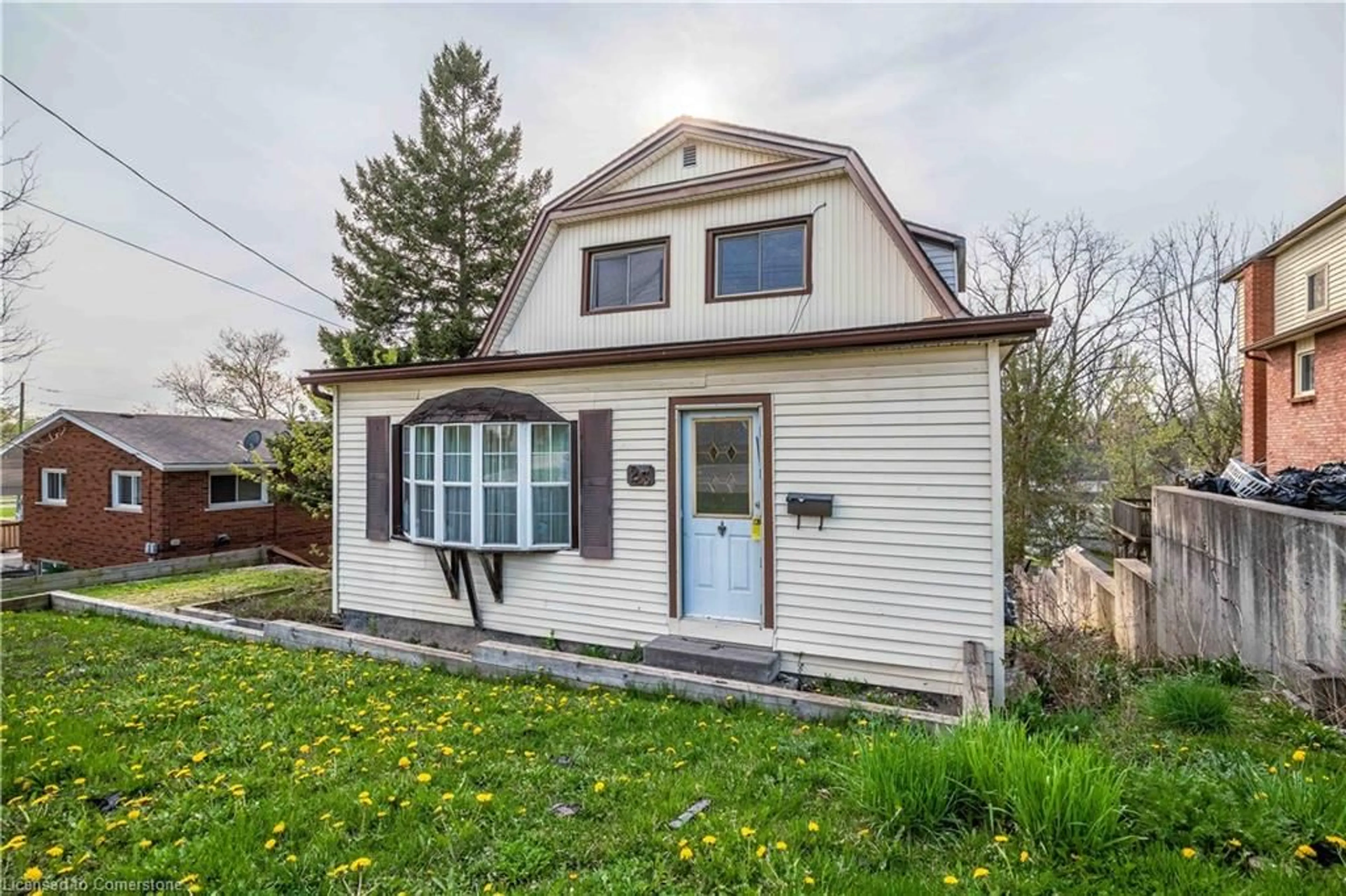 Home with vinyl exterior material, street for 23 Aberdeen St, Caledonia Ontario N3W 1C8