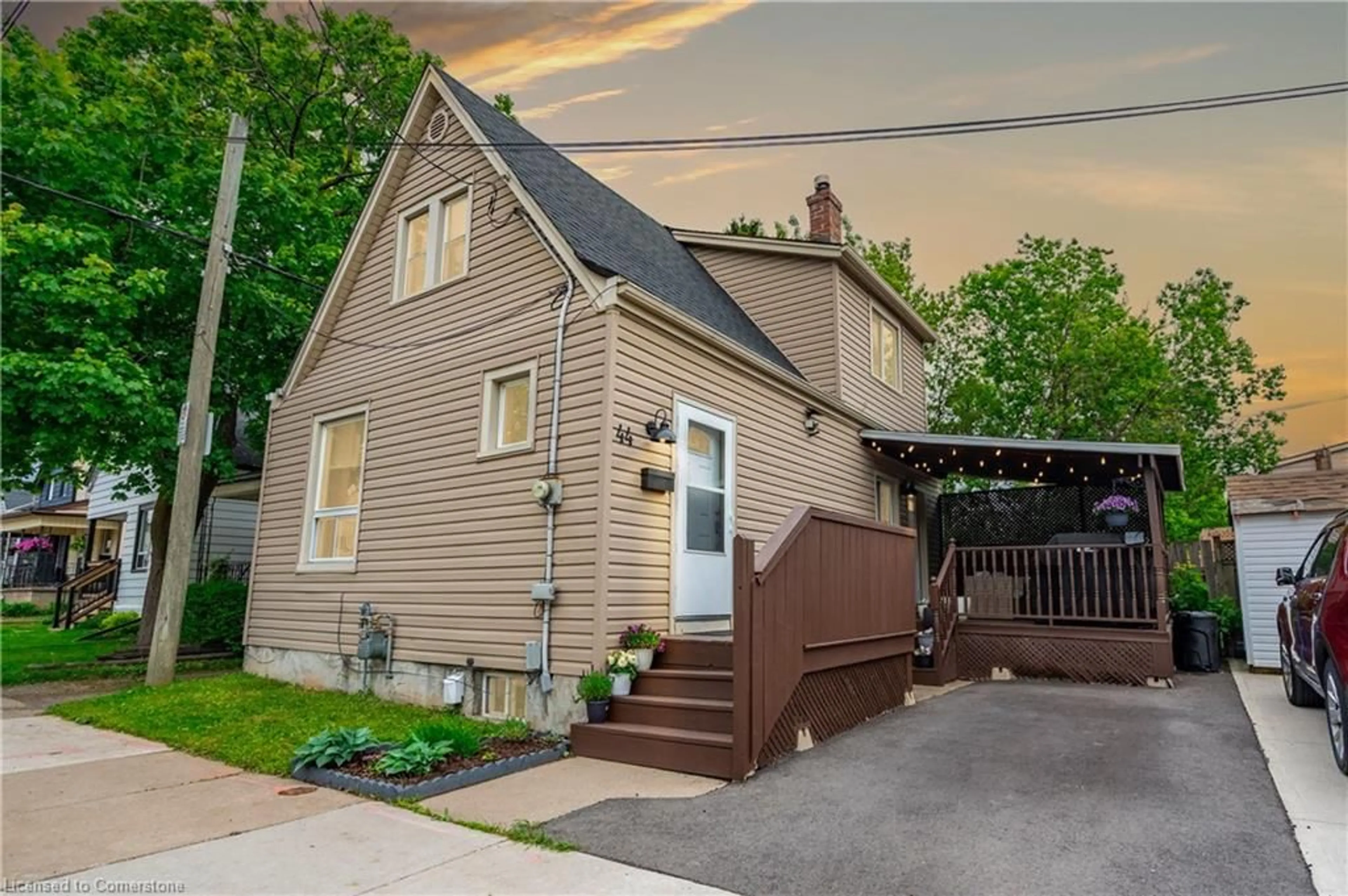 Home with vinyl exterior material, street for 44 Fairview Ave, Hamilton Ontario L8L 7B6