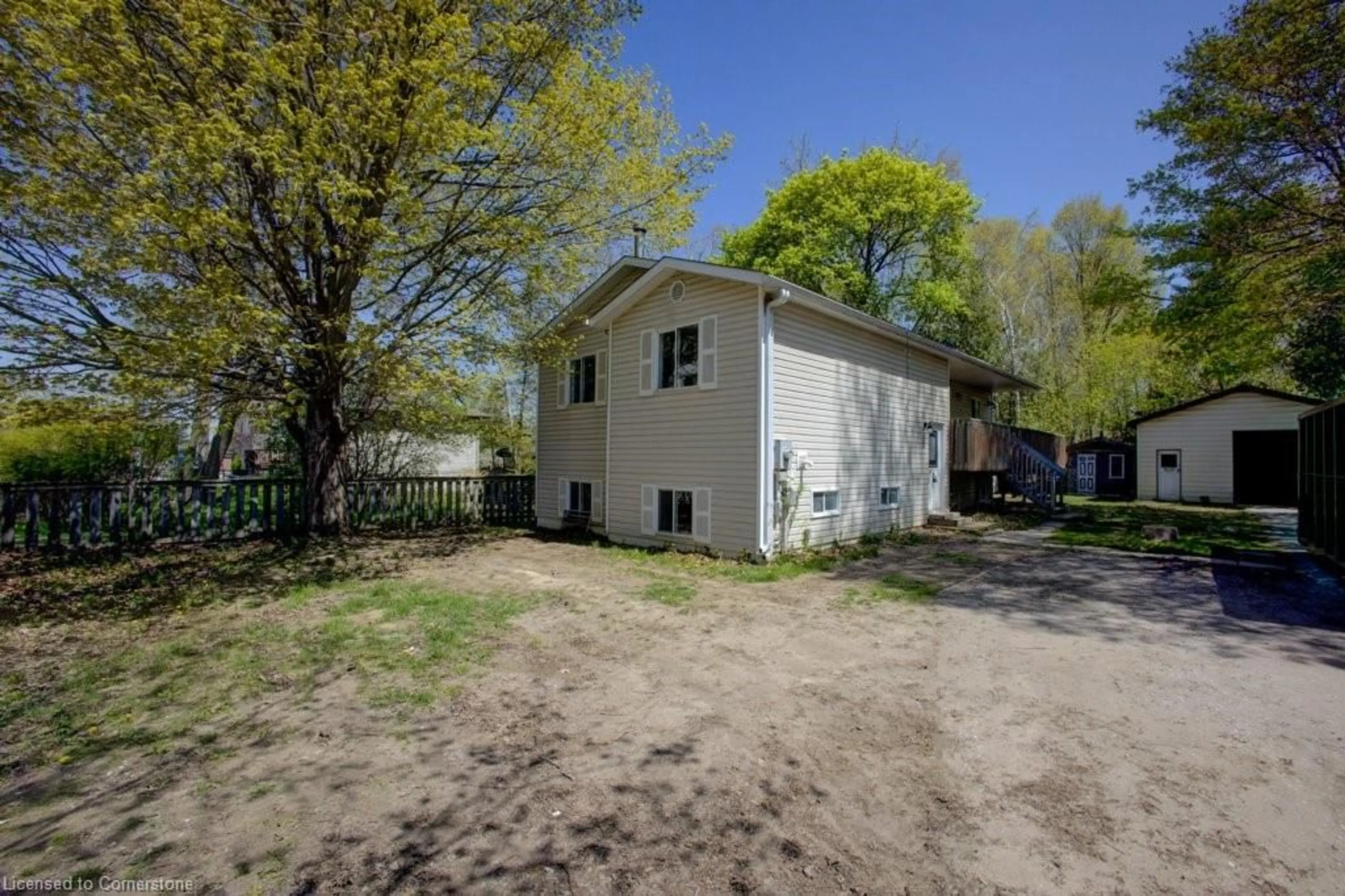 A pic from outside/outdoor area/front of a property/back of a property/a pic from drone, street for 2081 25th Side Rd, Innisfil Ontario L9S 1Z4