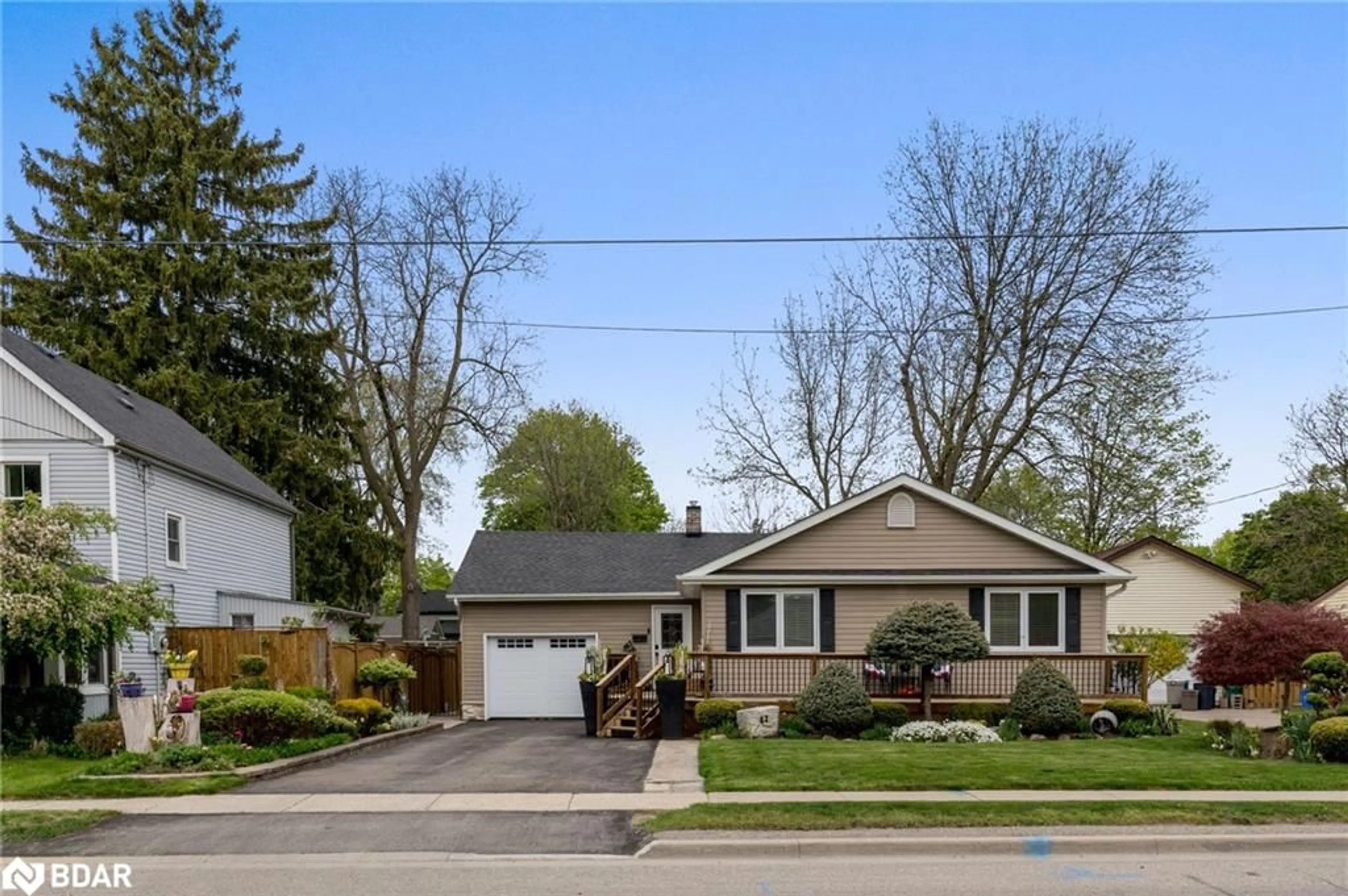 Unknown for 41 John St, Georgetown Ontario L7G 2J9