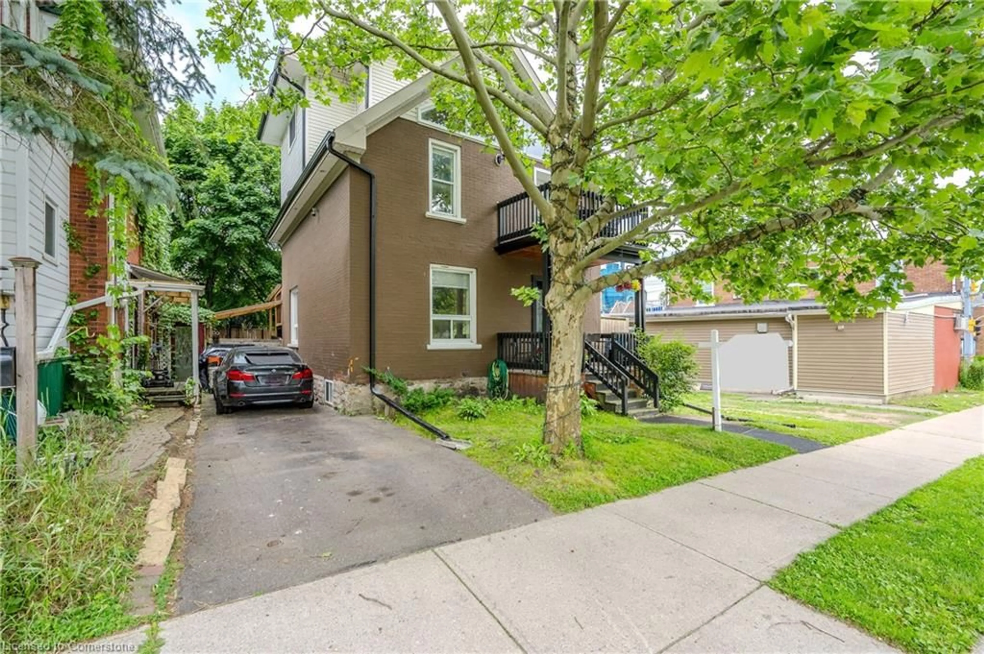 A pic from outside/outdoor area/front of a property/back of a property/a pic from drone, street for 33 Glasgow St, Kitchener Ontario N2G 2G6