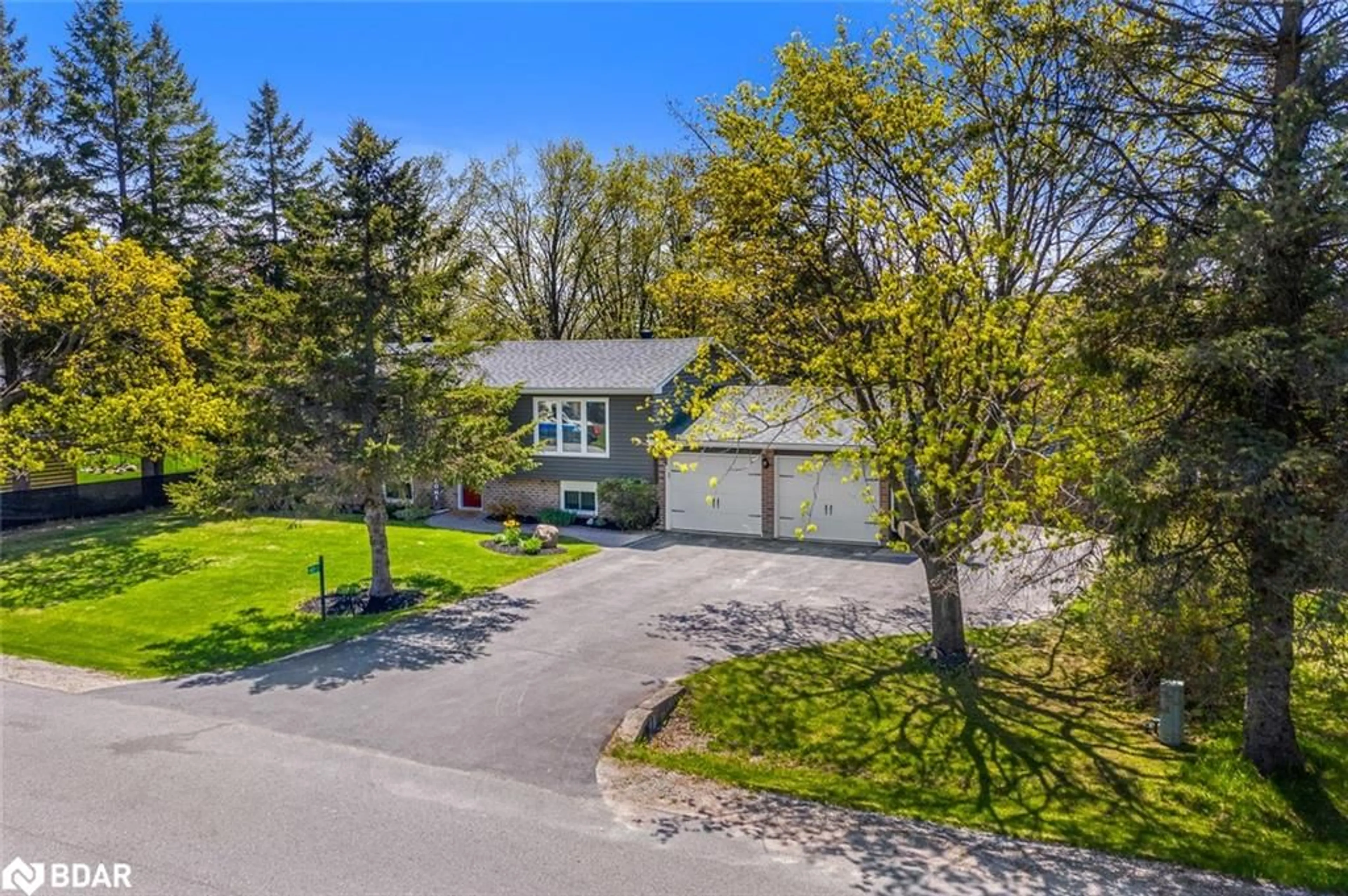 A pic from outside/outdoor area/front of a property/back of a property/a pic from drone, street for 40 Spencer Trail, Shanty Bay Ontario L0L 2L0