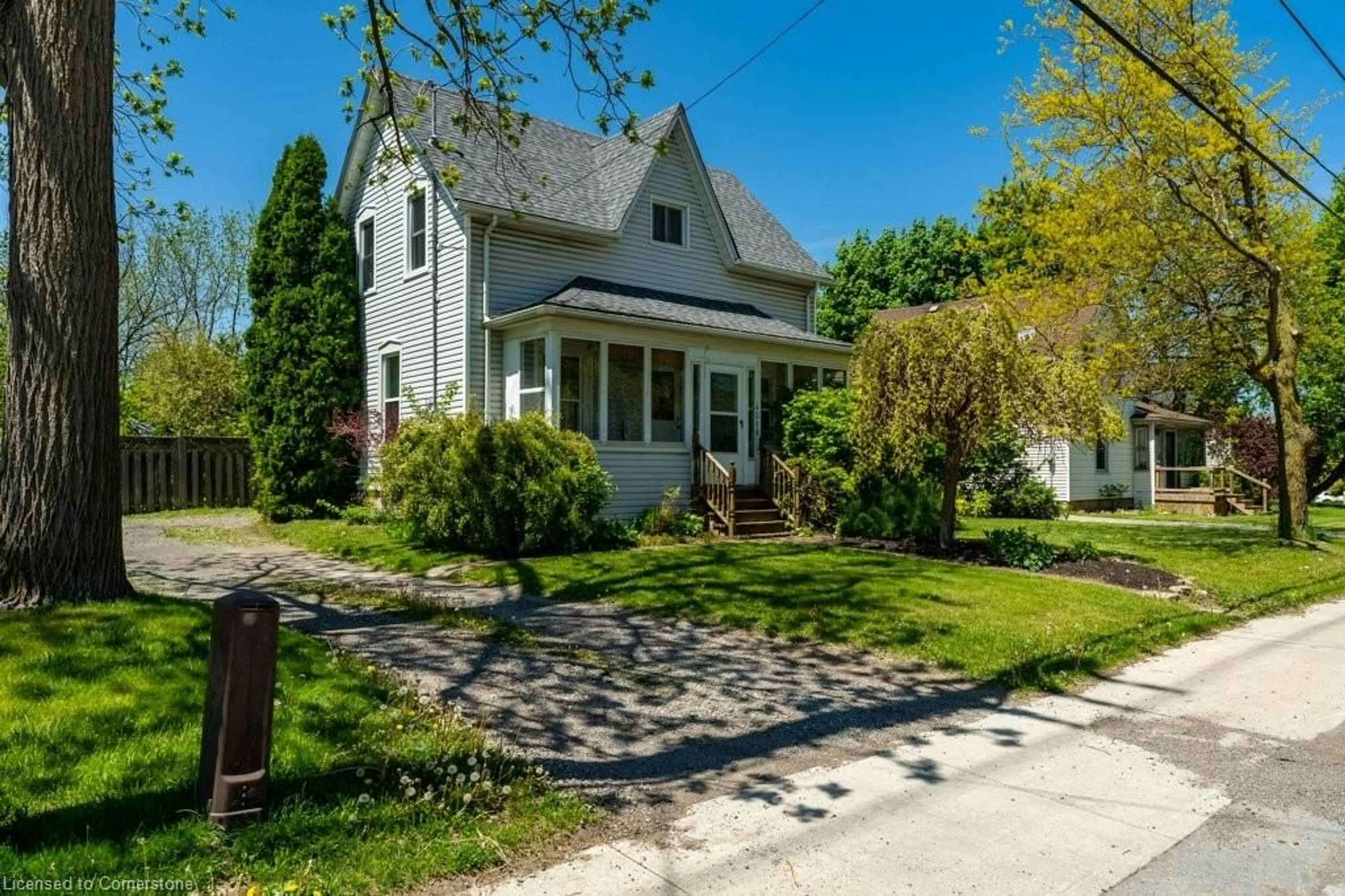A pic from outside/outdoor area/front of a property/back of a property/a pic from drone, street for 4216 Mountain St, Beamsville Ontario L0R 1B0