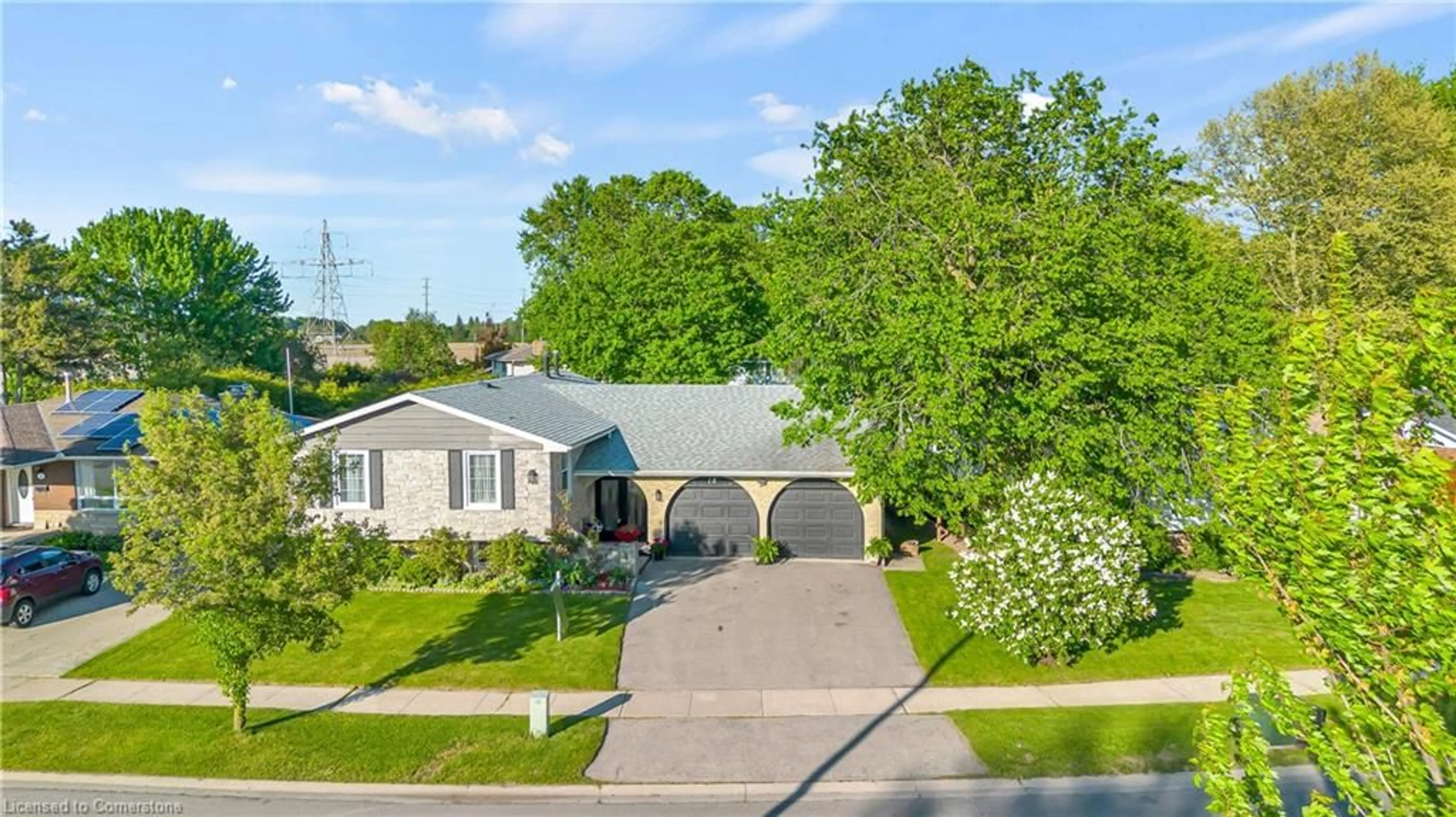 A pic from outside/outdoor area/front of a property/back of a property/a pic from drone, street for 18 Old Farm Rd, Brantford Ontario N3R 6P5