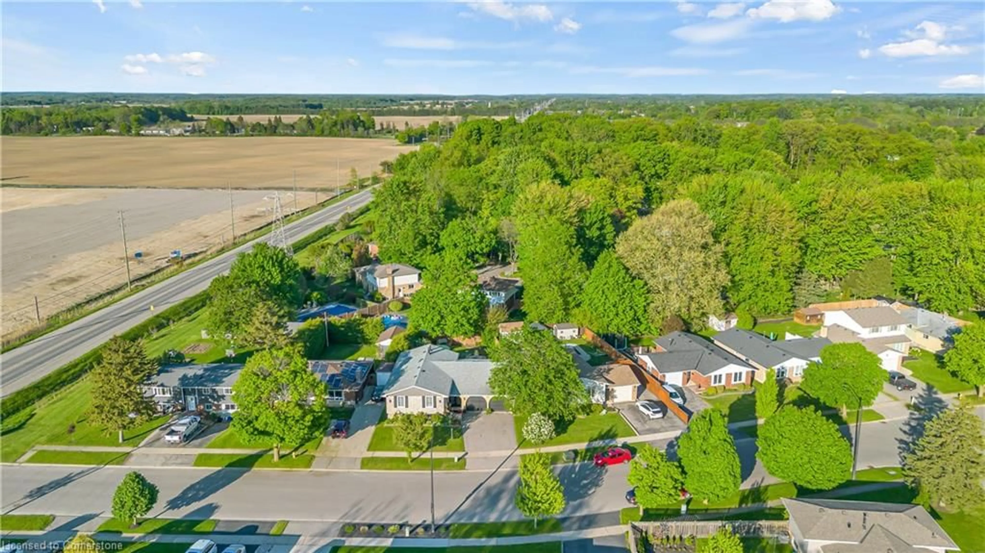 A pic from outside/outdoor area/front of a property/back of a property/a pic from drone, street for 18 Old Farm Rd, Brantford Ontario N3R 6P5