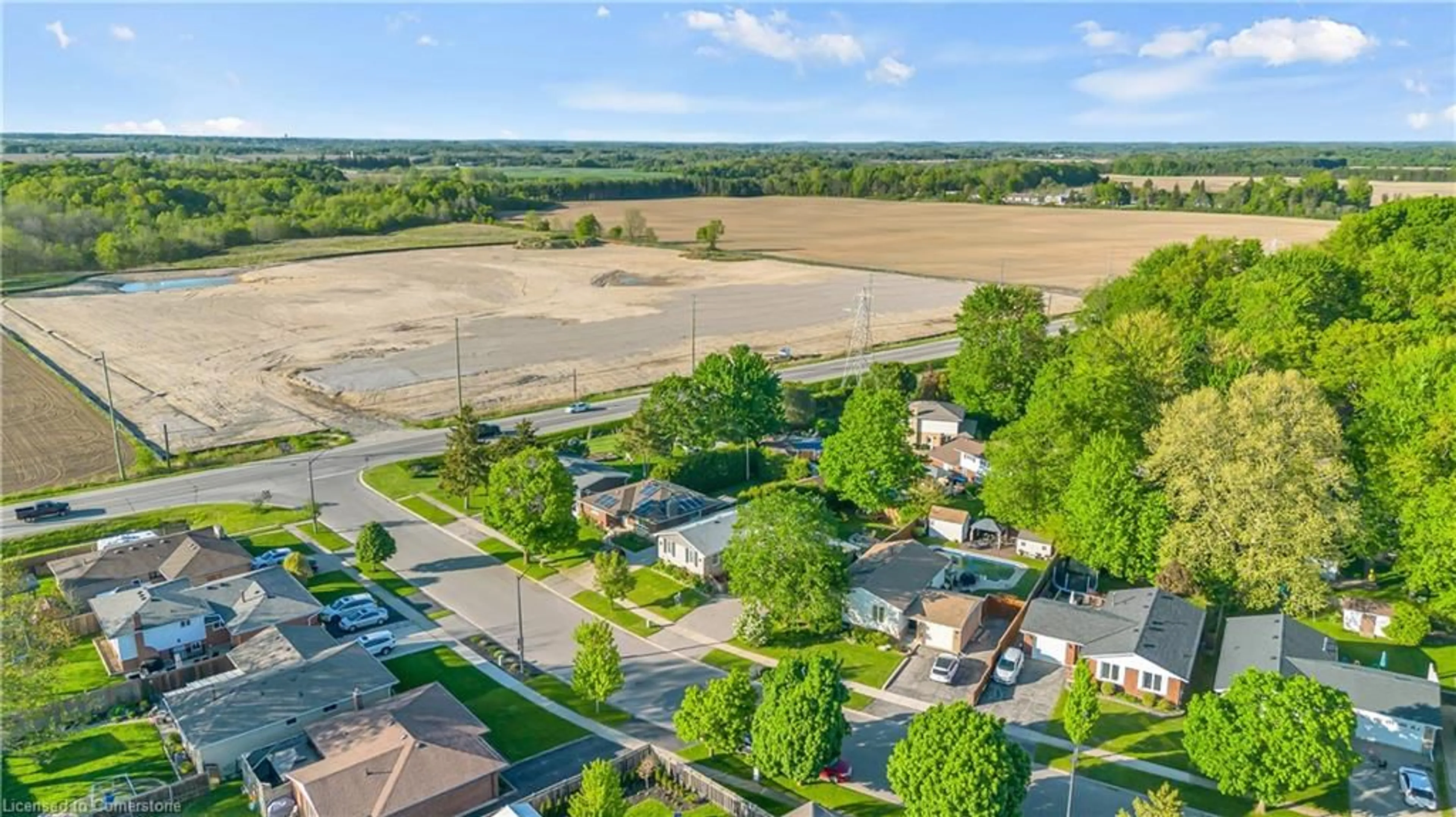 A pic from outside/outdoor area/front of a property/back of a property/a pic from drone, water/lake/river/ocean view for 18 Old Farm Rd, Brantford Ontario N3R 6P5