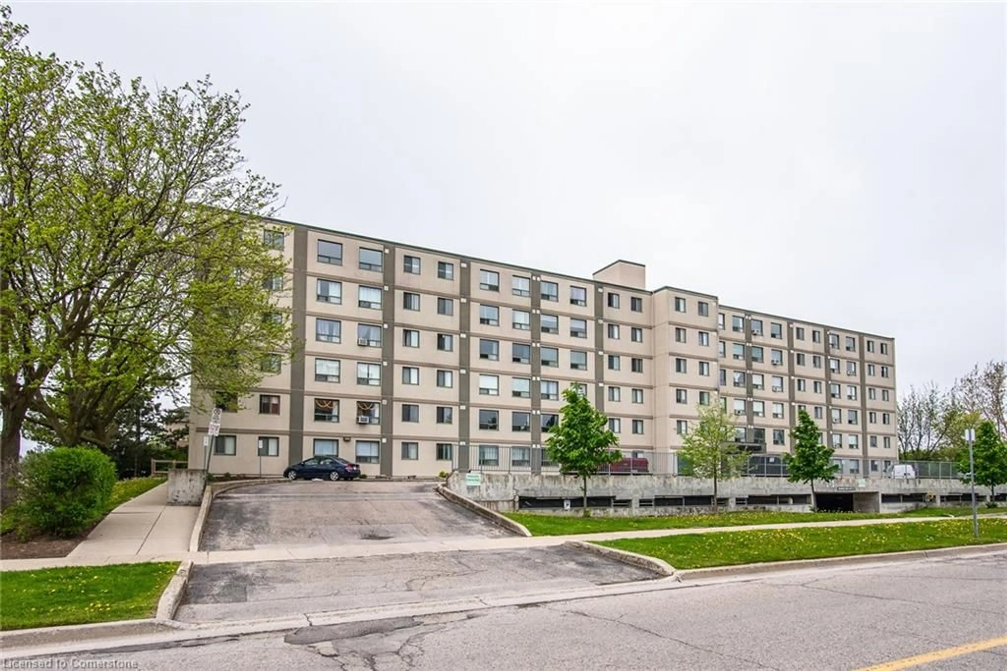 Patio, building for 18 Holborn Crt #611, Kitchener Ontario N2A 4A1