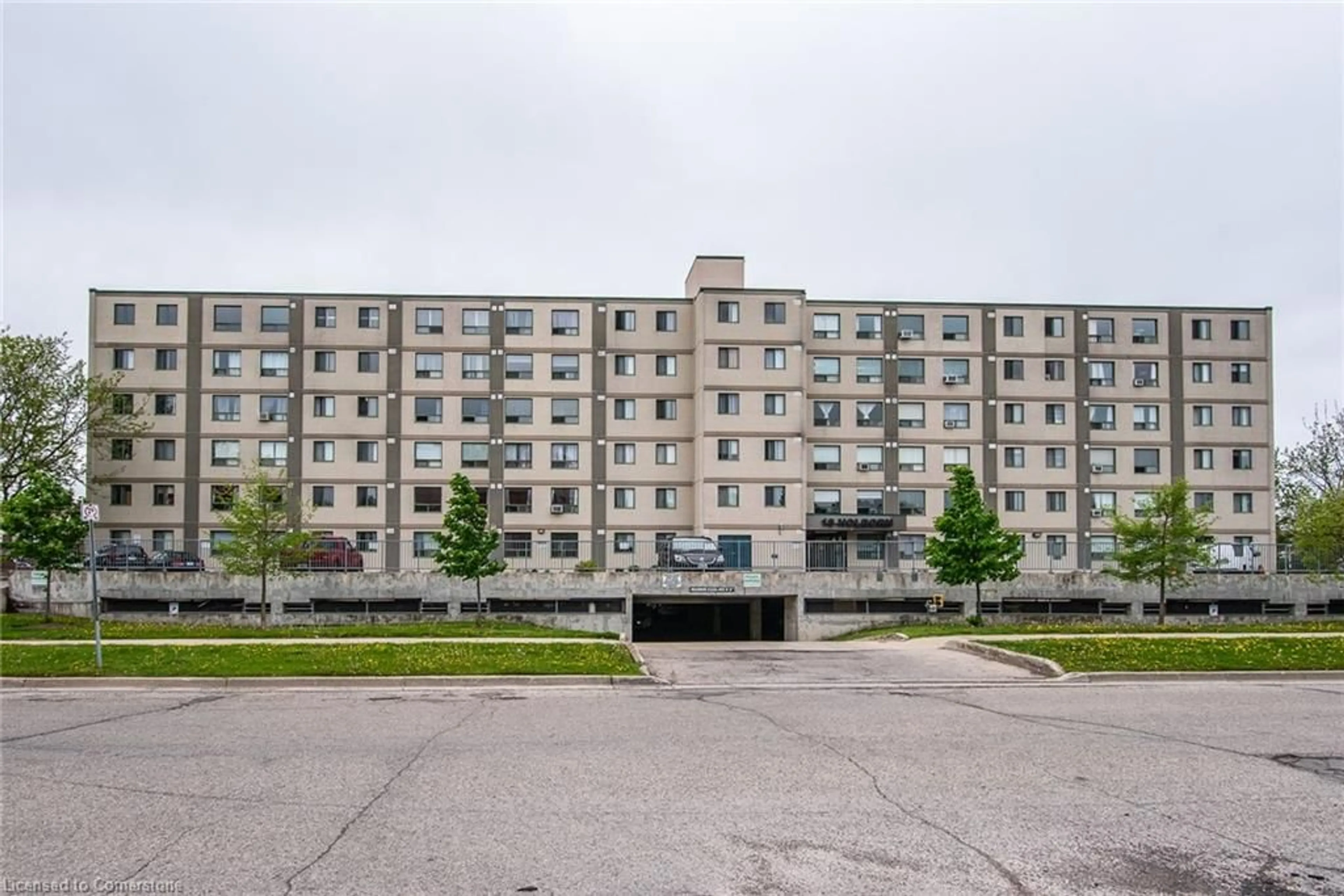 Patio, building for 18 Holborn Crt #611, Kitchener Ontario N2A 4A1
