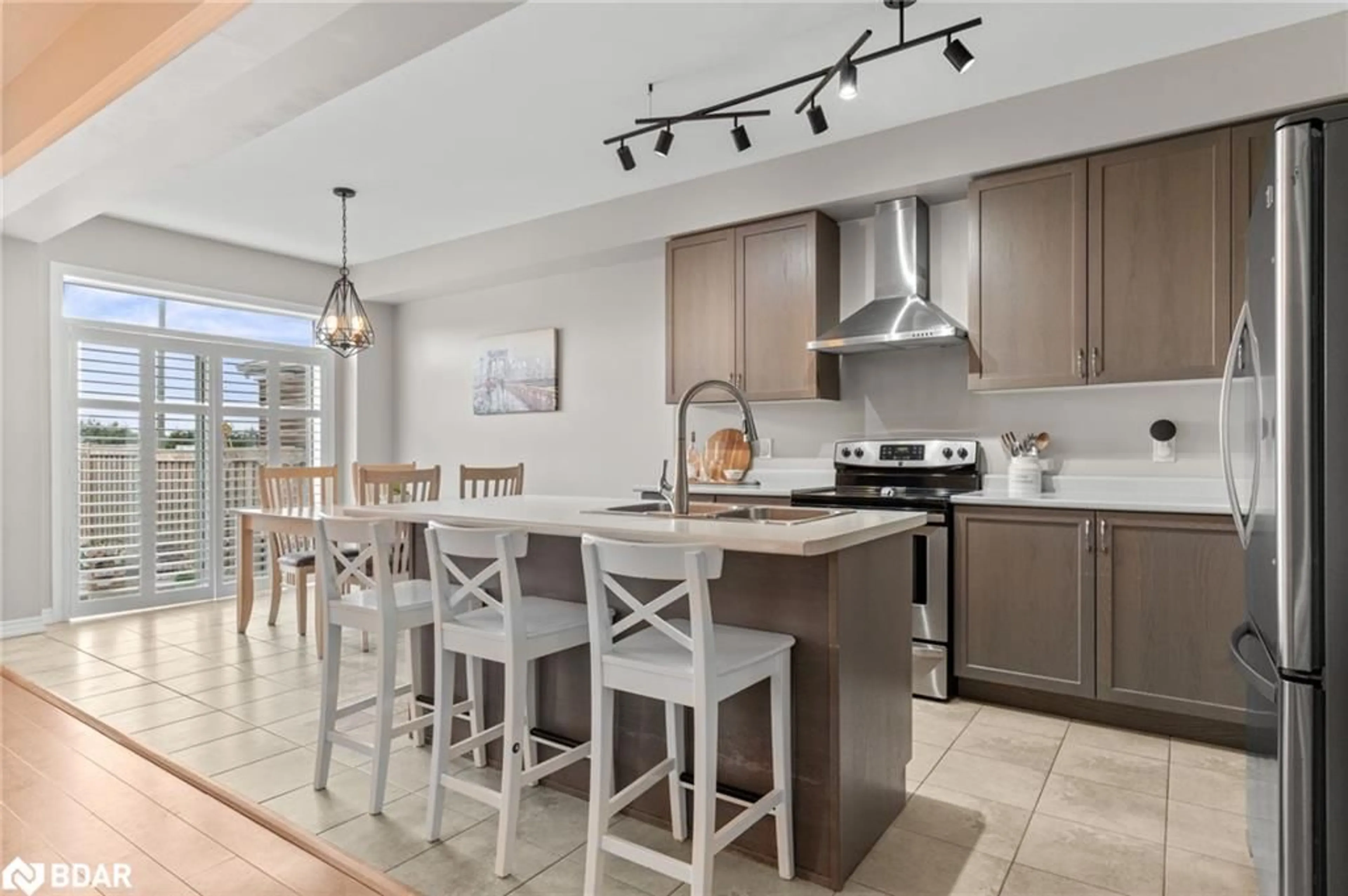 Open concept kitchen, ceramic/tile floor for 61 Wagner Cres, Angus Ontario L0M 1B6