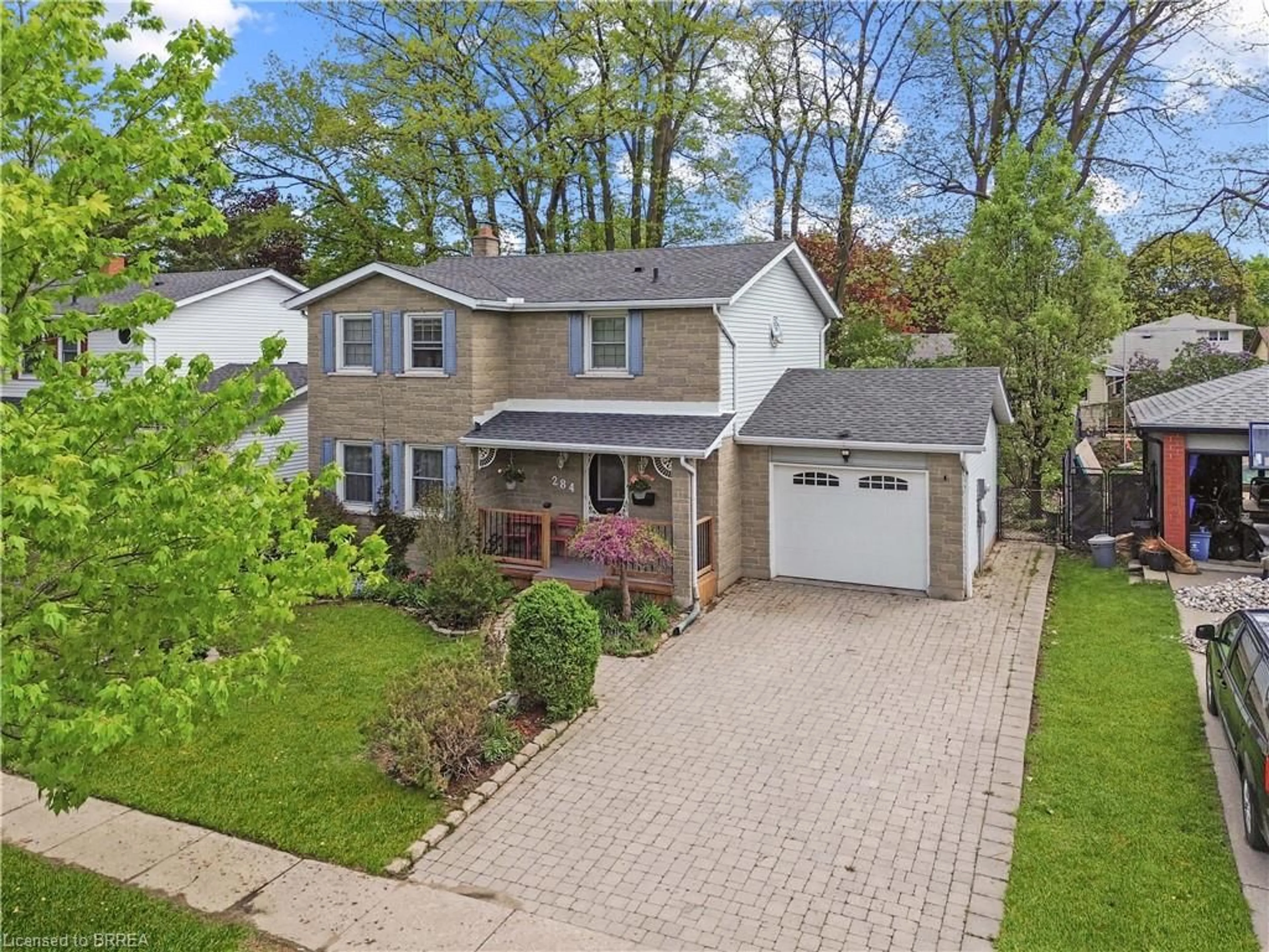 A pic from outside/outdoor area/front of a property/back of a property/a pic from drone, street for 284 Grand Ridge Dr, Cambridge Ontario N1S 4X1