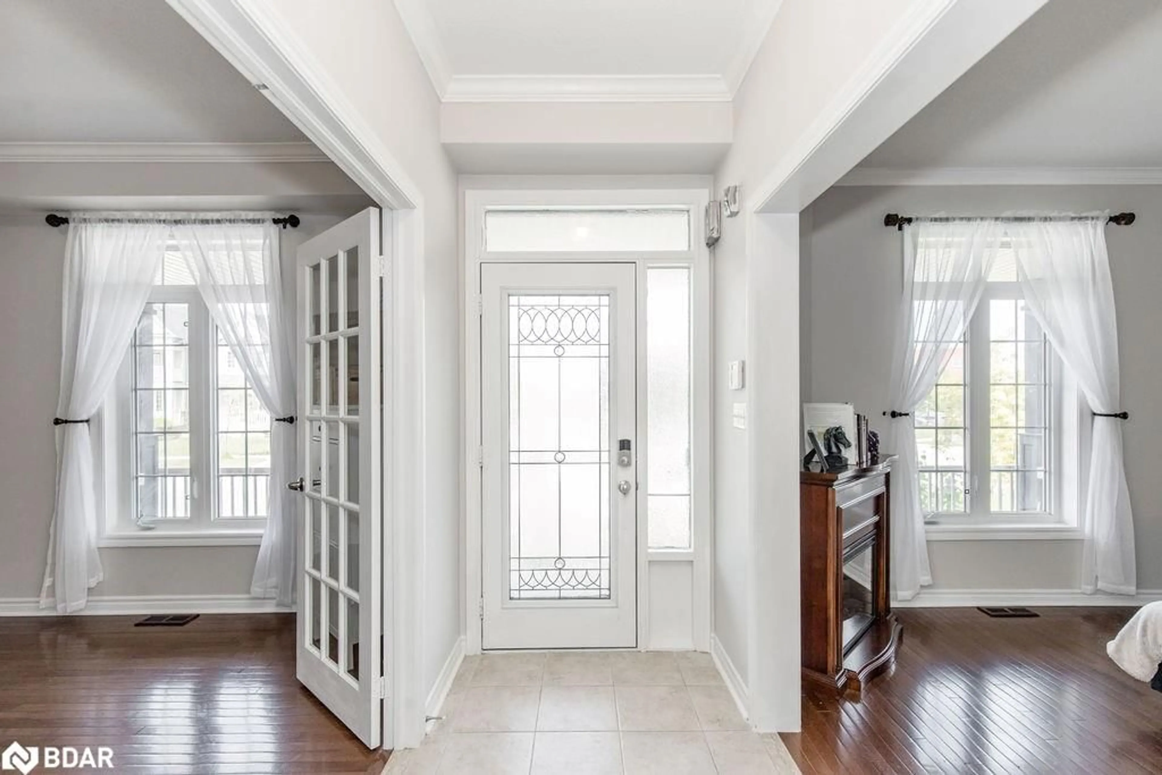 Indoor entryway for 61 The Queensway, Barrie Ontario L4M 7J3