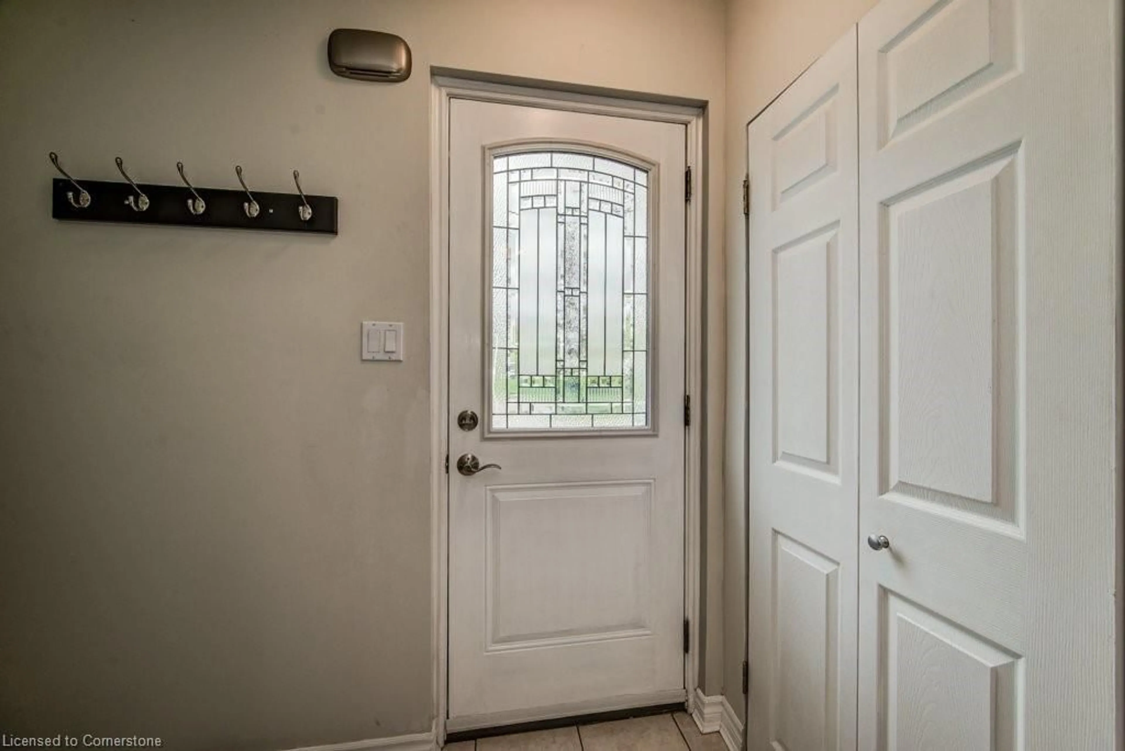 Indoor entryway for 35 Waverly Rd, Kitchener Ontario N2G 2E1