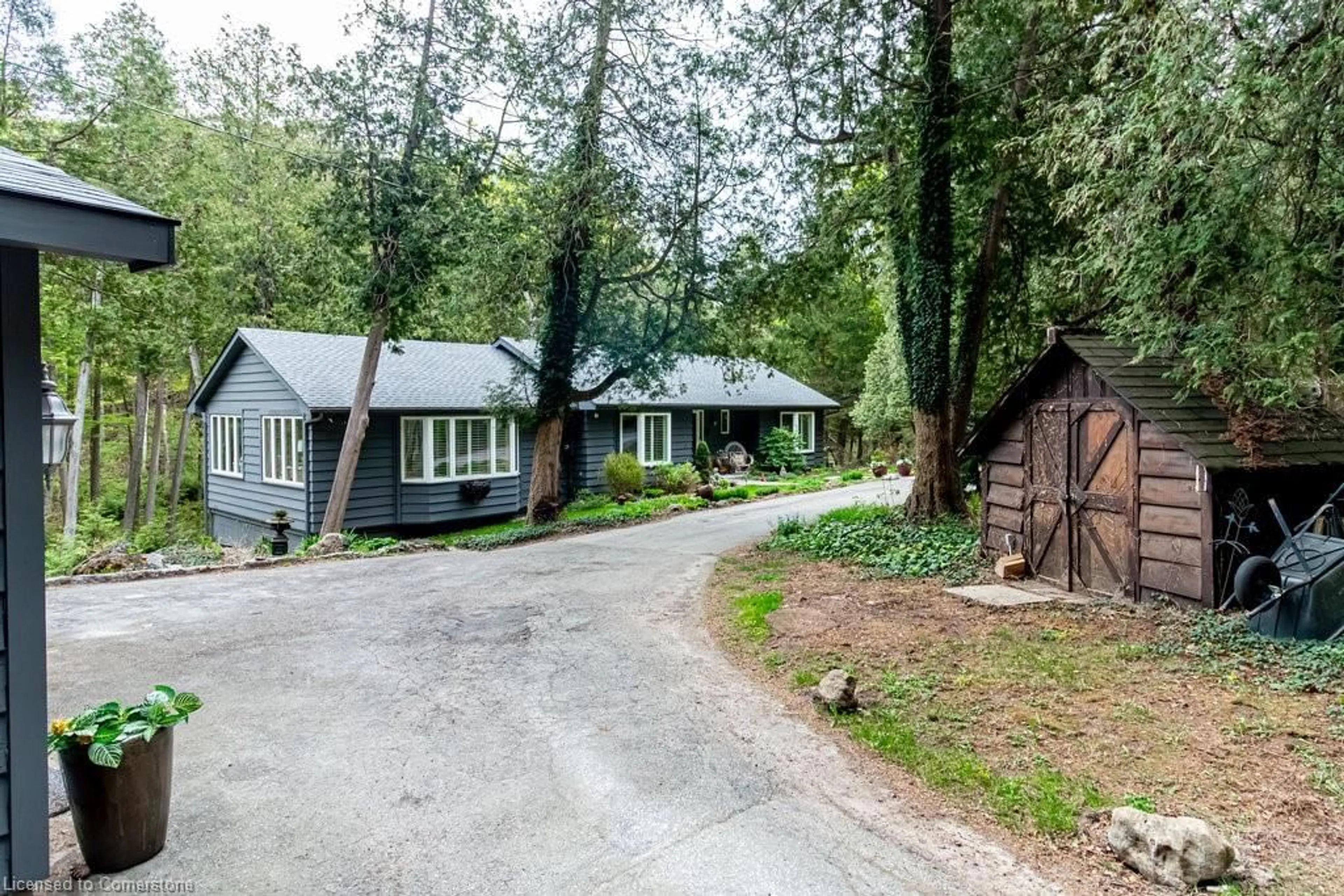 A pic from outside/outdoor area/front of a property/back of a property/a pic from drone, street for 6087 Cedar Springs Rd, Burlington Ontario L7P 0C4