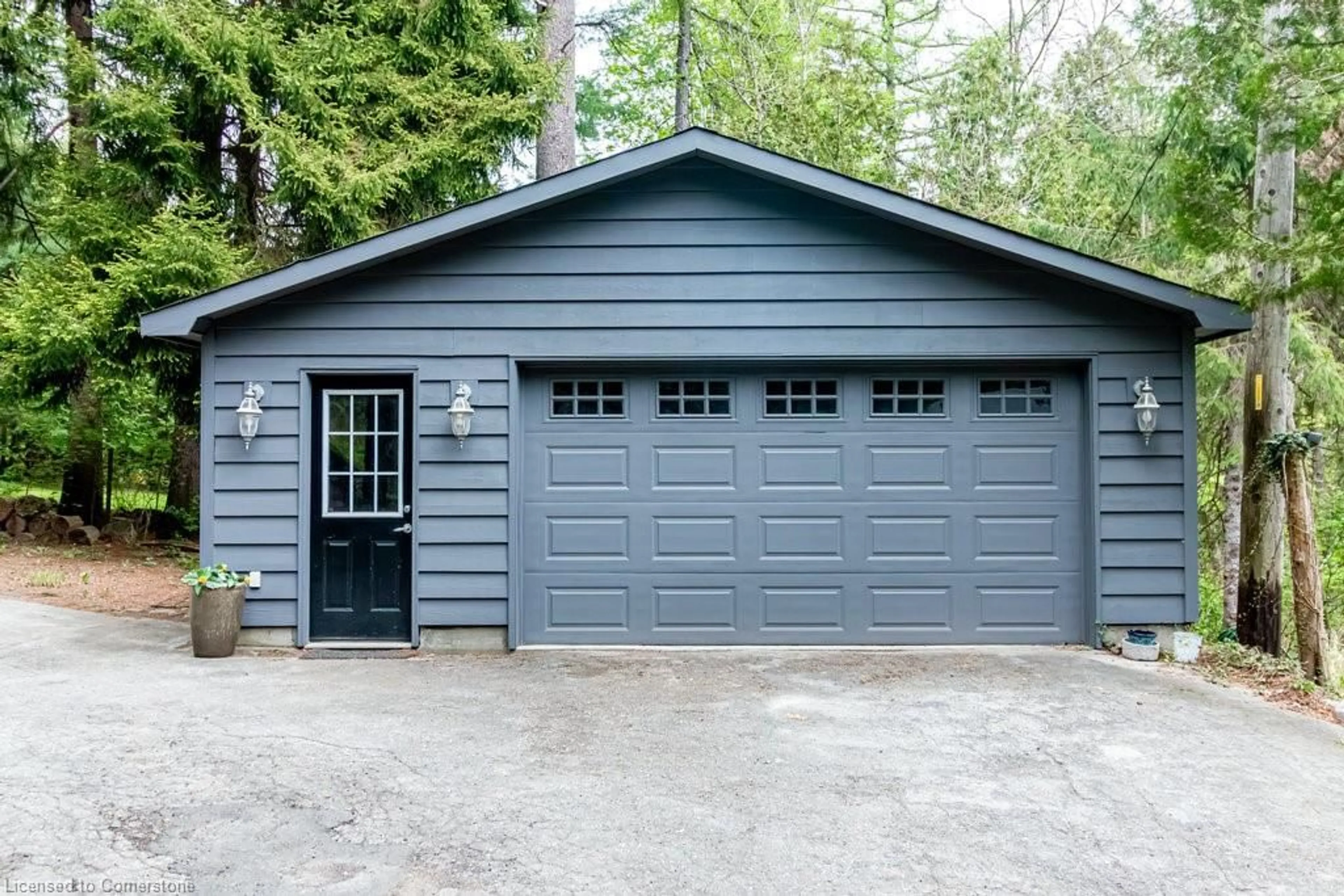 Indoor garage for 6087 Cedar Springs Rd, Burlington Ontario L7P 0C4