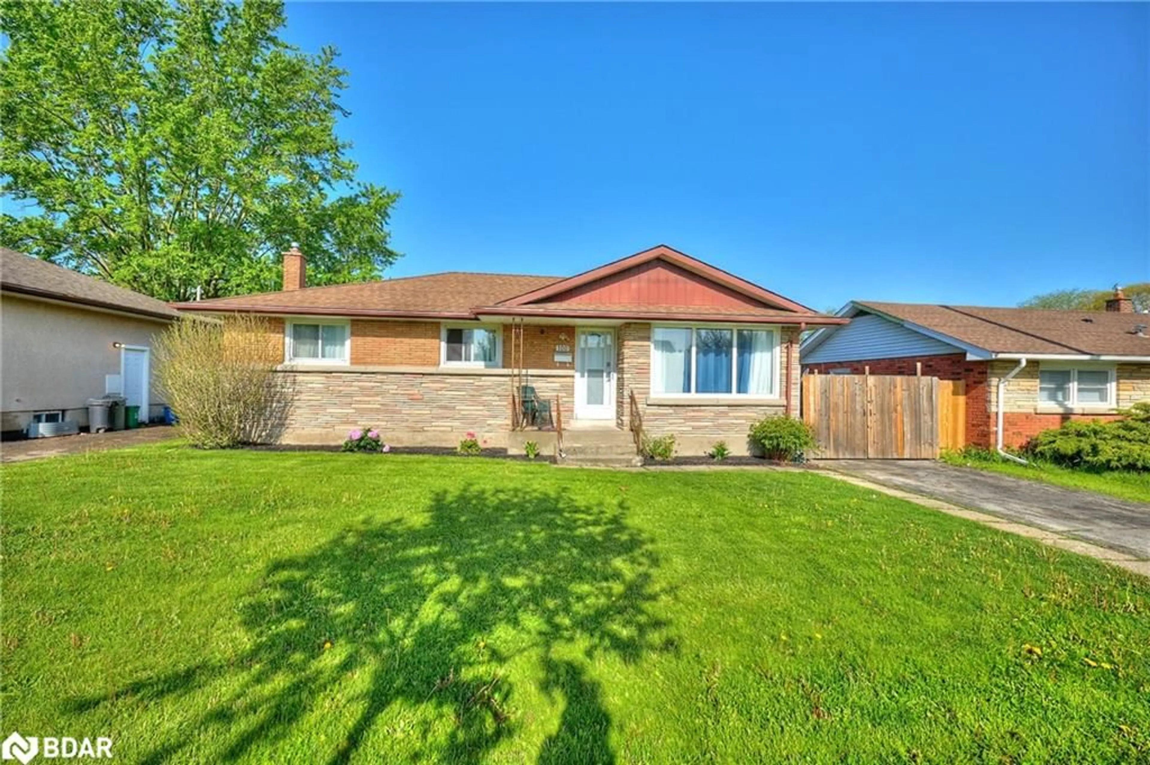 Home with brick exterior material, street for 100 Jacobson Ave, St. Catharines Ontario L2T 3A3
