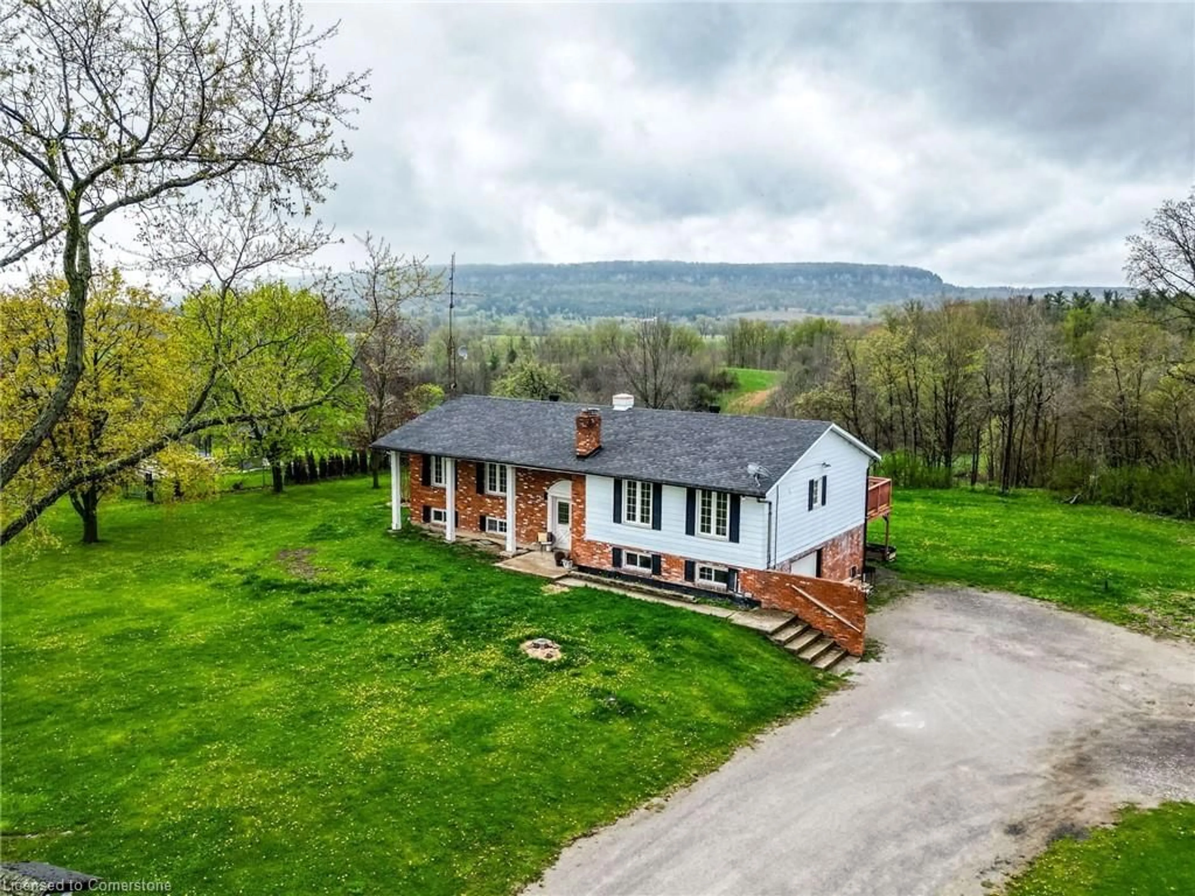 A pic from outside/outdoor area/front of a property/back of a property/a pic from drone, water/lake/river/ocean view for 5638 Appleby Line, Burlington Ontario L7M 0P6