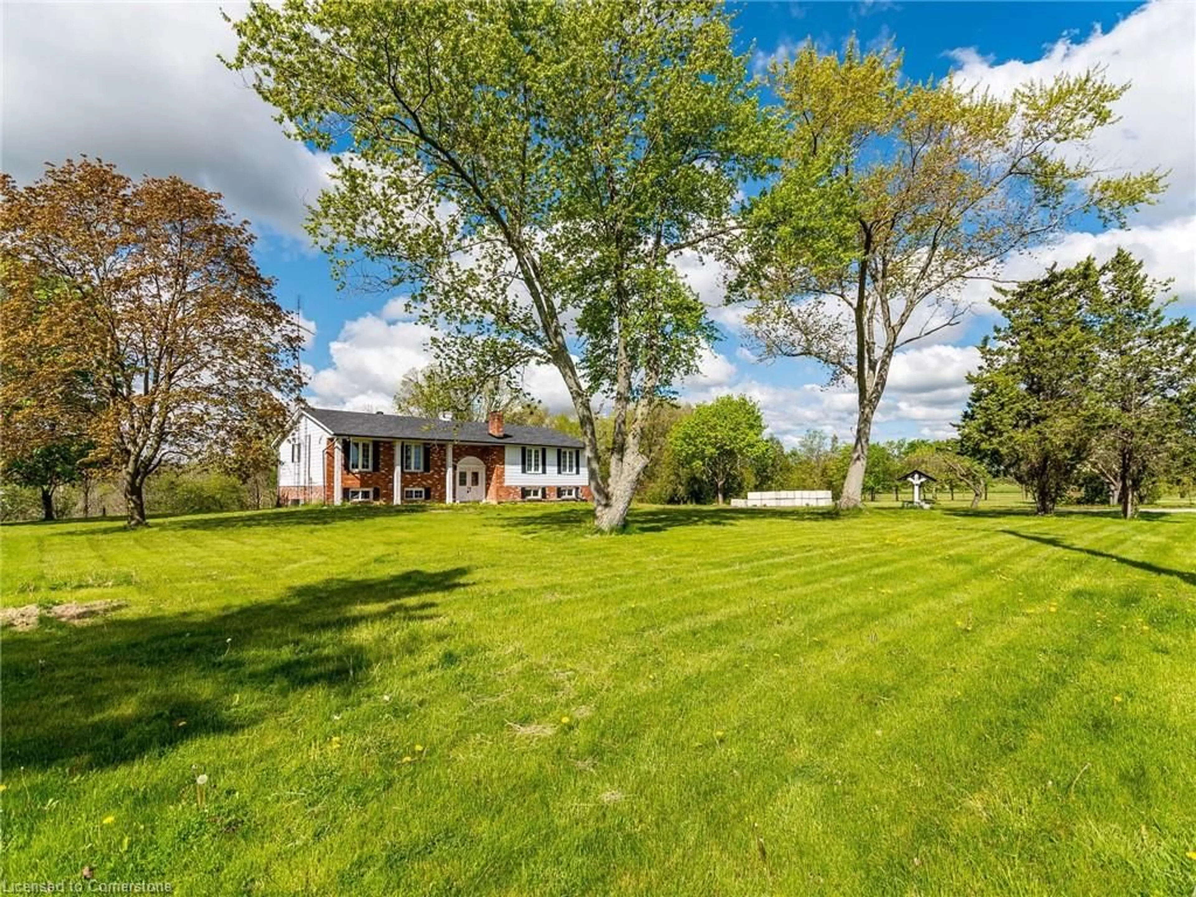 A pic from outside/outdoor area/front of a property/back of a property/a pic from drone, unknown for 5638 Appleby Line, Burlington Ontario L7M 0P6