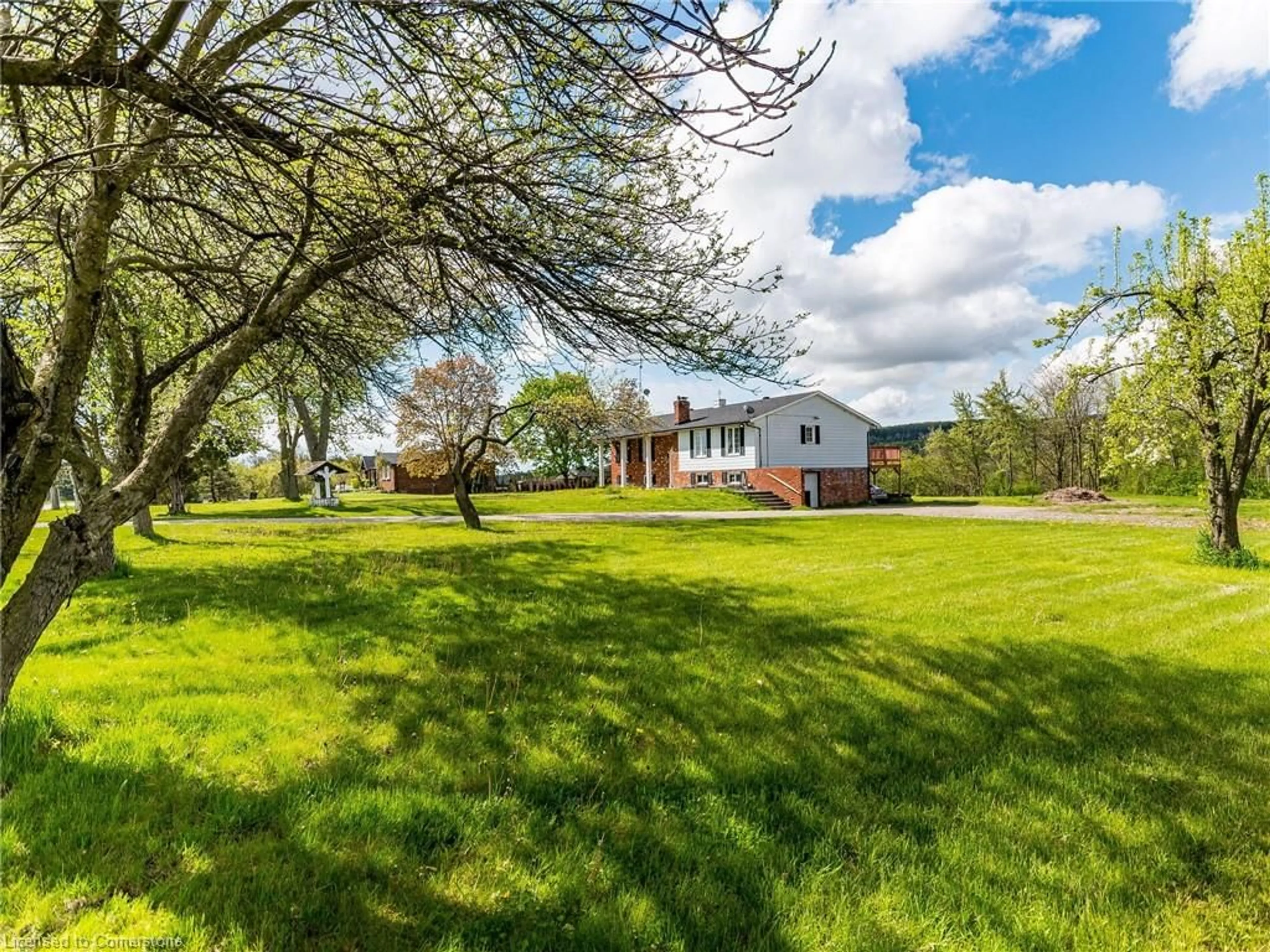 A pic from outside/outdoor area/front of a property/back of a property/a pic from drone, unknown for 5638 Appleby Line, Burlington Ontario L7M 0P6