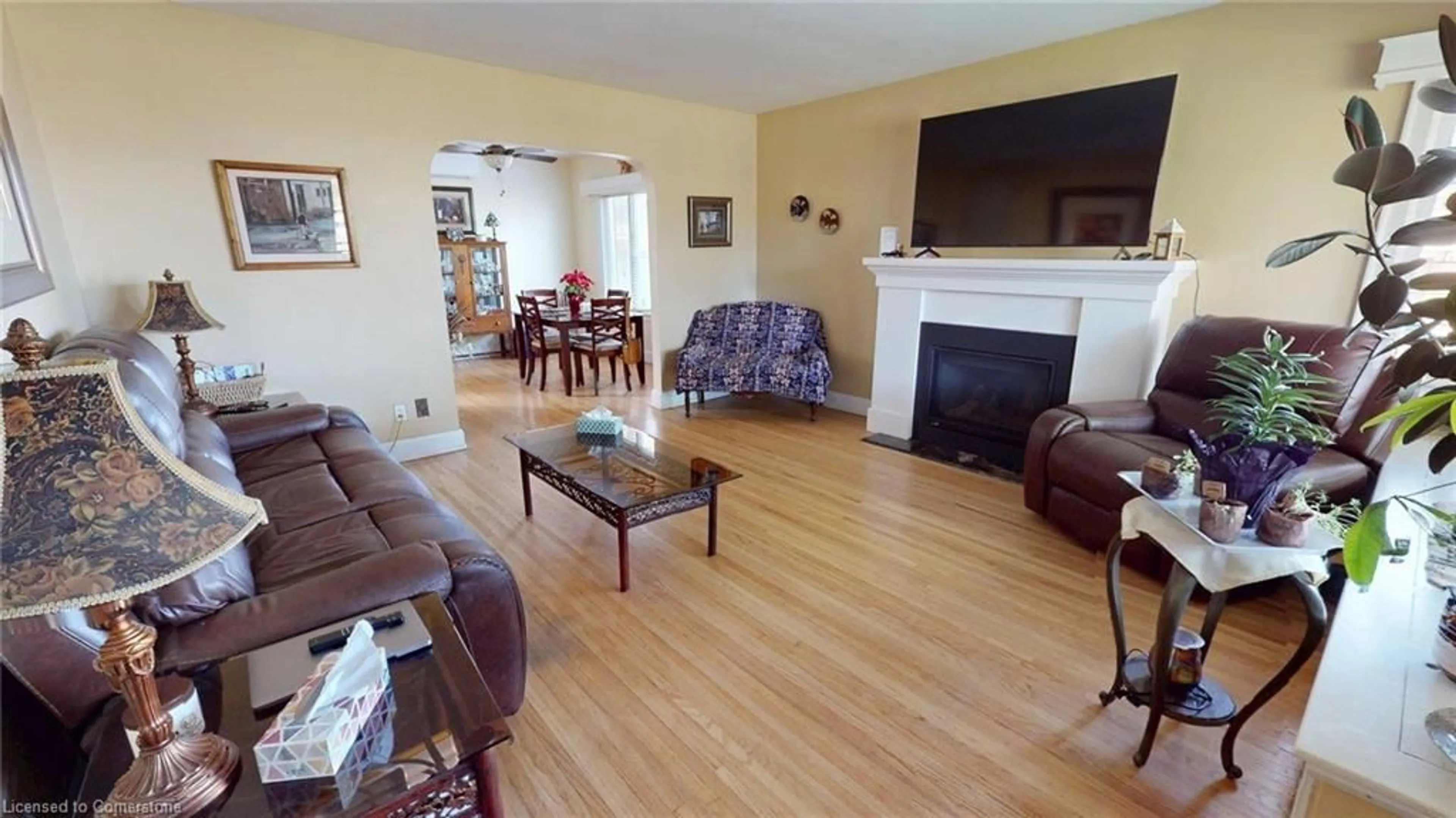 Living room with furniture, wood/laminate floor for 134 Queensway Dr, Brantford Ontario N3R 4X3