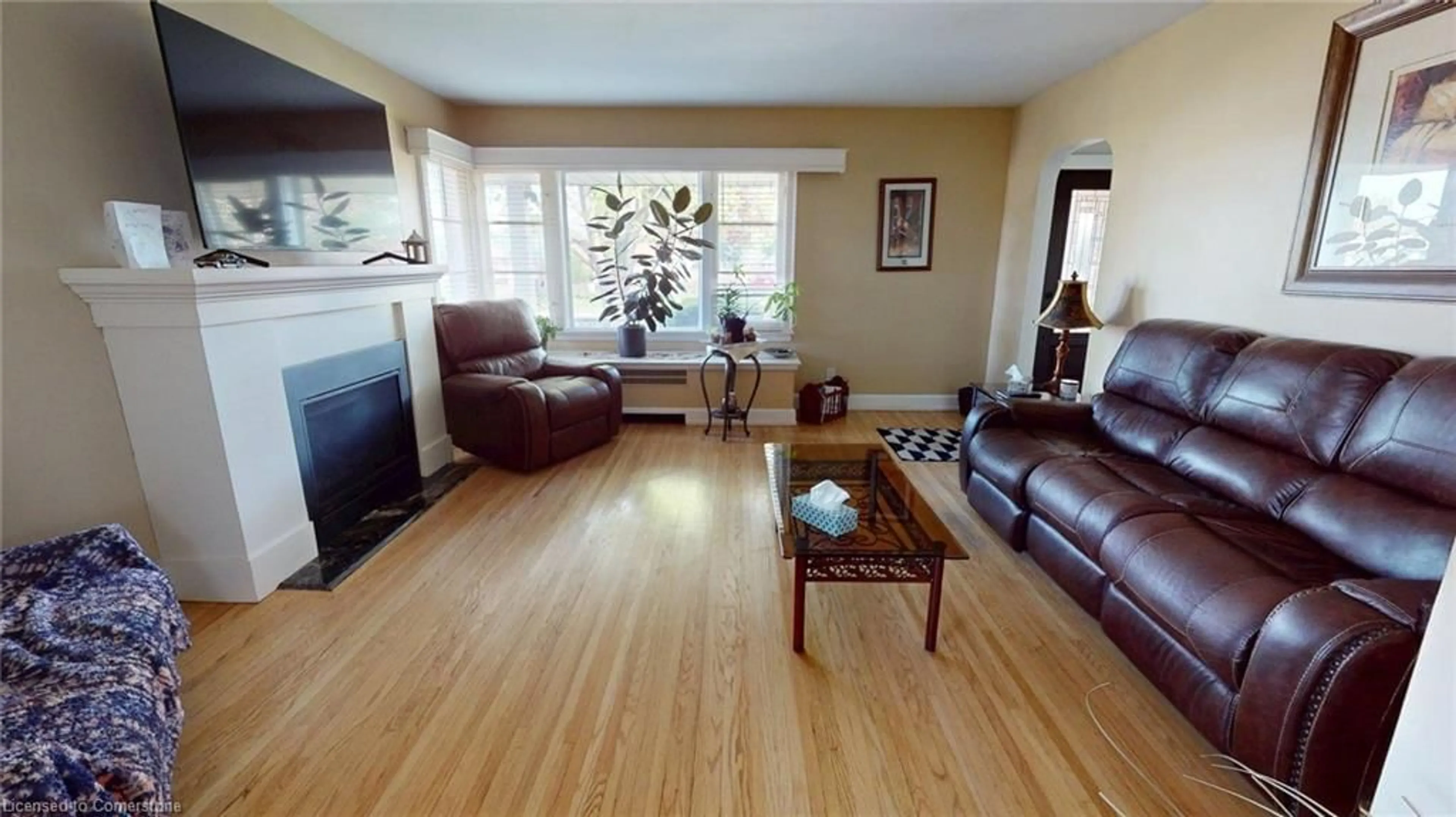 Living room with furniture, wood/laminate floor for 134 Queensway Dr, Brantford Ontario N3R 4X3