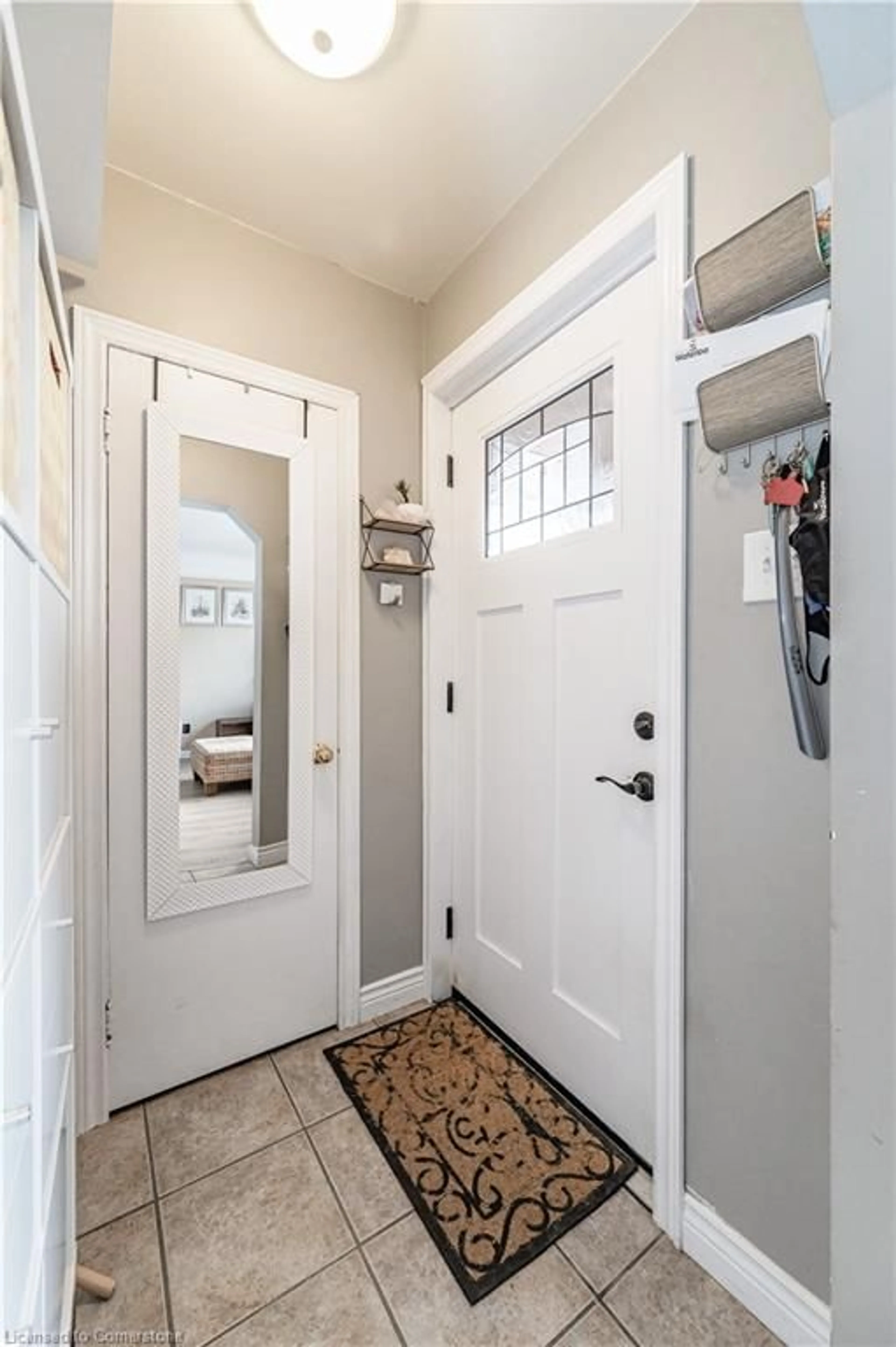 Indoor entryway for 776 Elizabeth St, Kitchener Ontario N2H 6H5