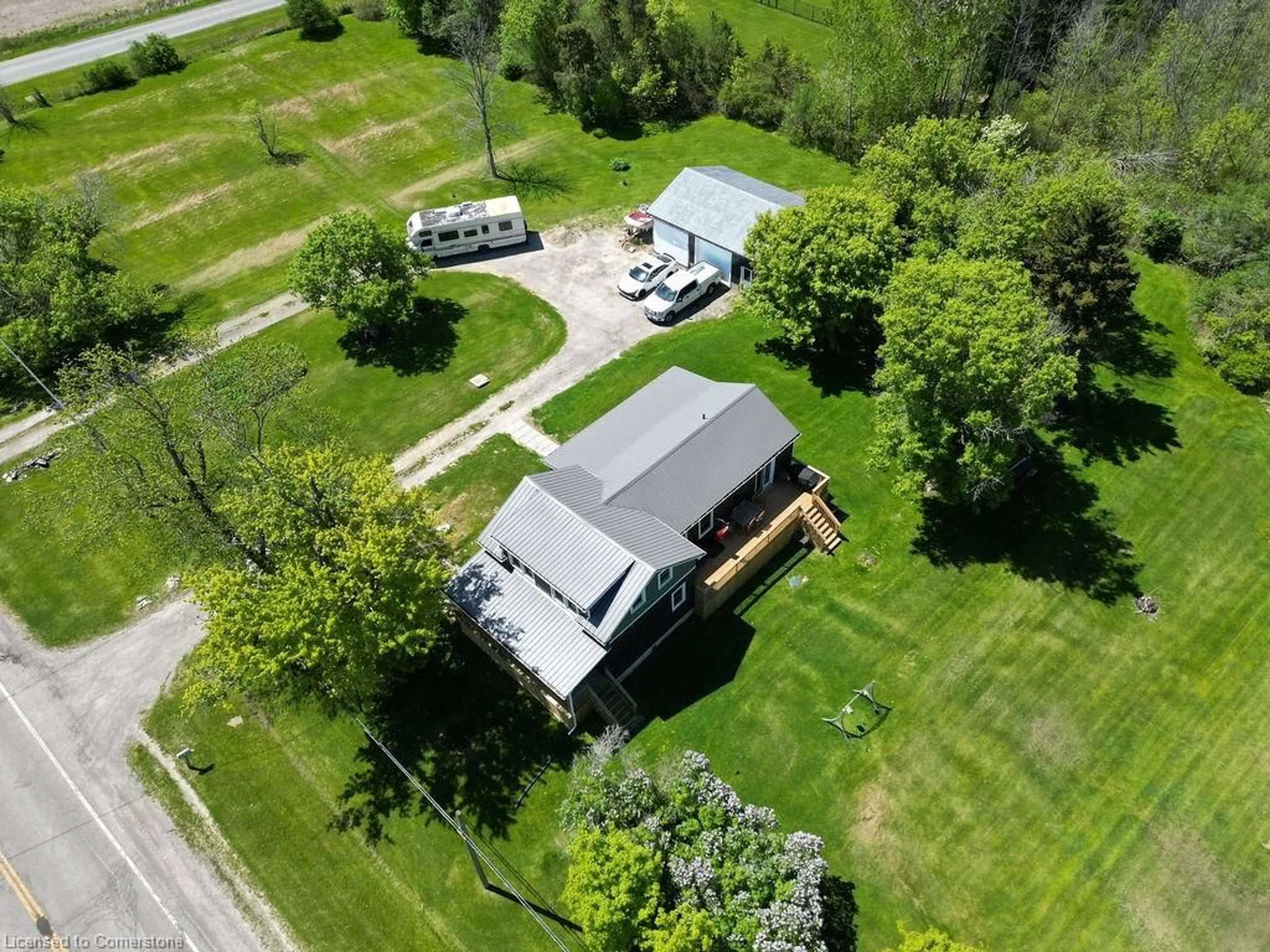A pic from outside/outdoor area/front of a property/back of a property/a pic from drone, street for 136 Erie Ave, Haldimand Ontario N0A 1G0
