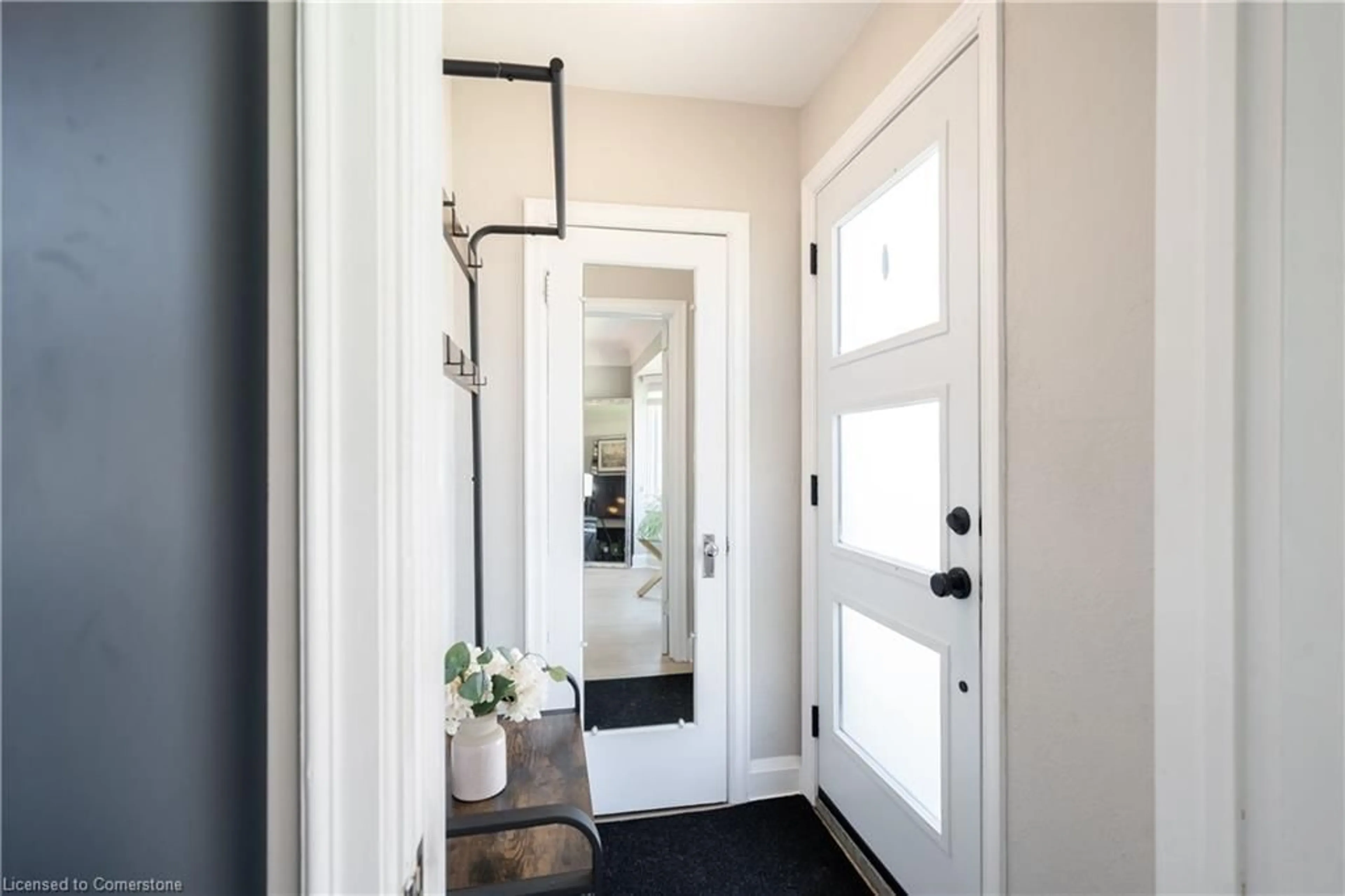 Indoor entryway for 105 Tragina Ave, Hamilton Ontario L8K 2Z7