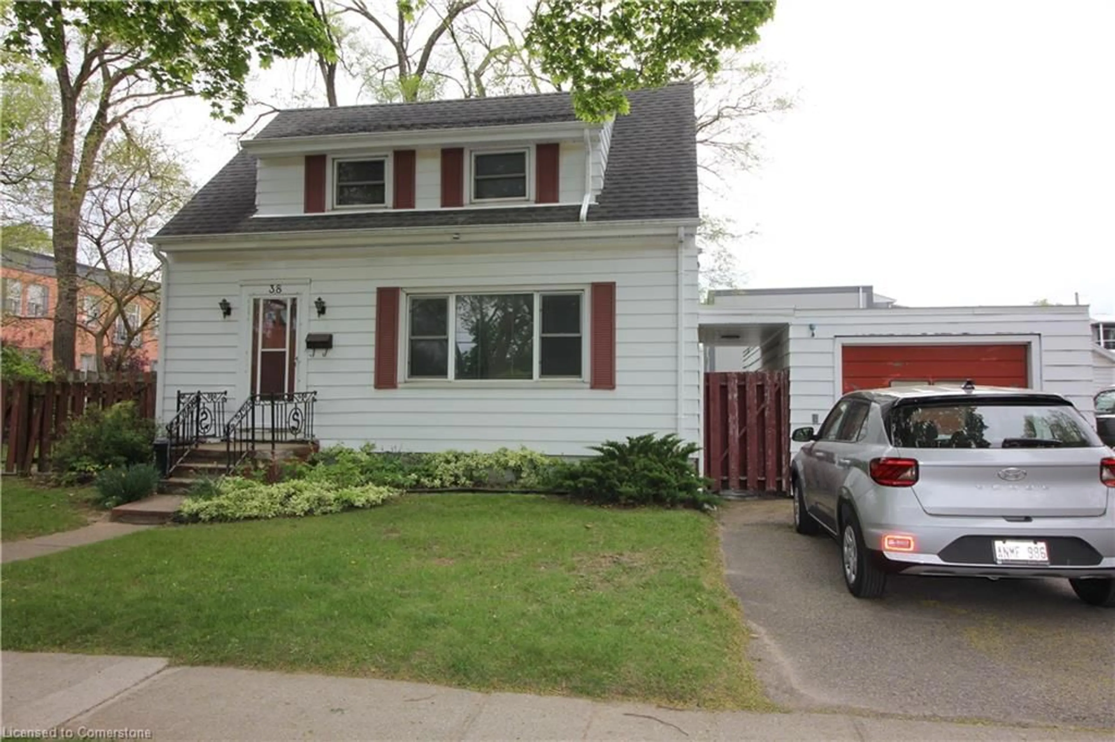 Home with vinyl exterior material, street for 38 Stuart Ave, St. Catharines Ontario L2R 1M9