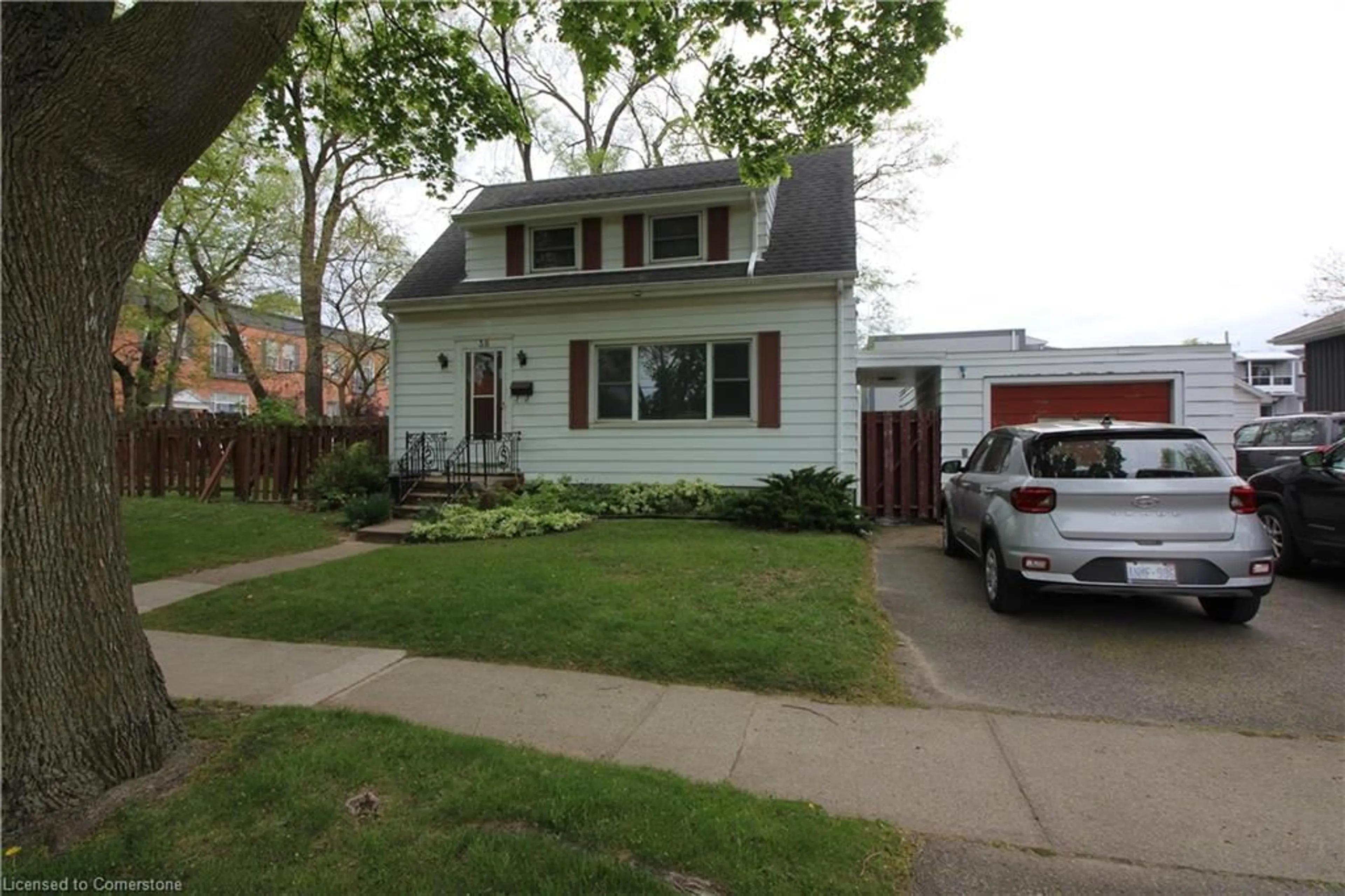 Home with vinyl exterior material, street for 38 Stuart Ave, St. Catharines Ontario L2R 1M9