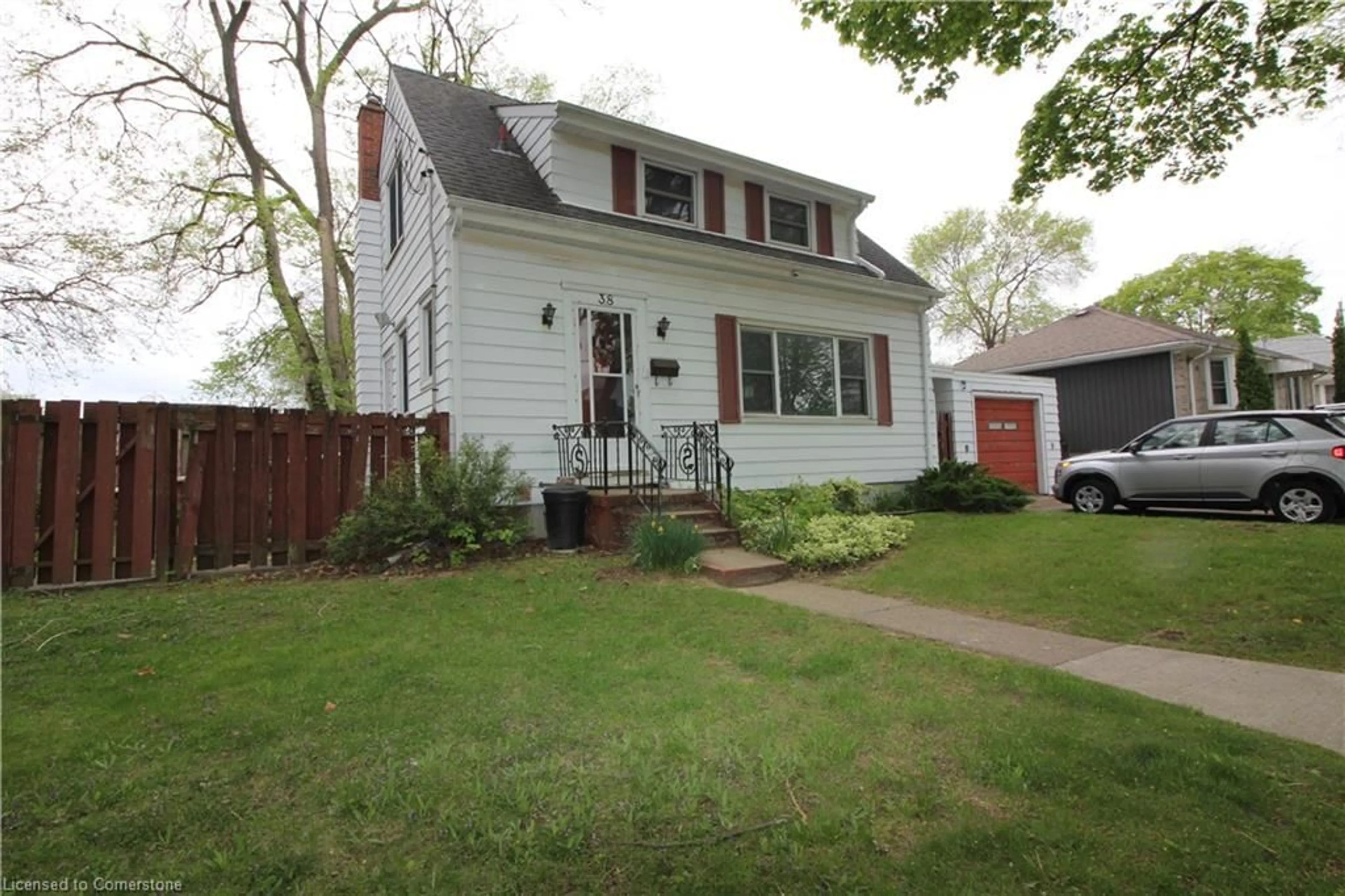 Home with vinyl exterior material, street for 38 Stuart Ave, St. Catharines Ontario L2R 1M9