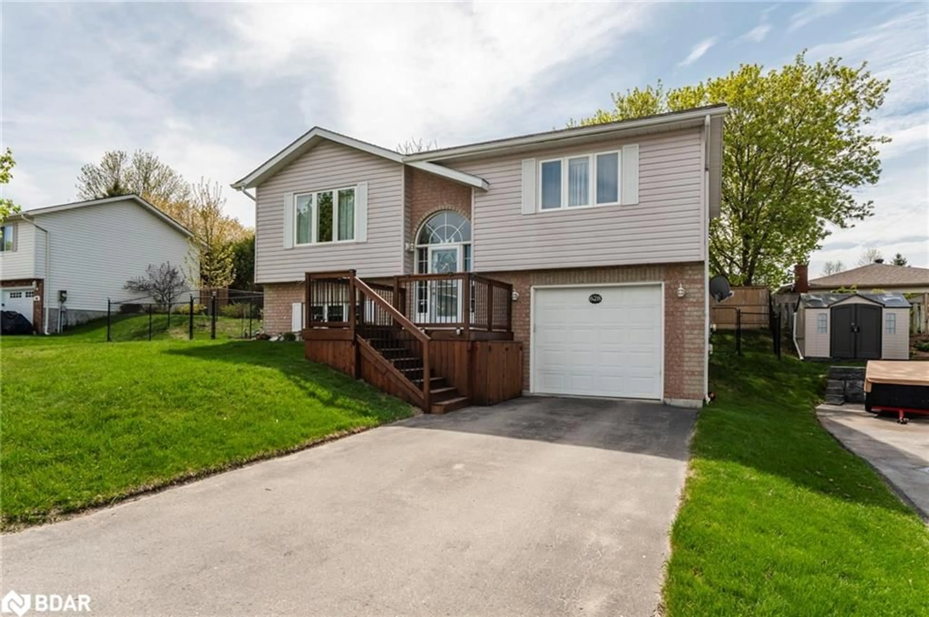 Home with vinyl exterior material, street for 628 Wayne Cres, Midland Ontario L4R 5E2