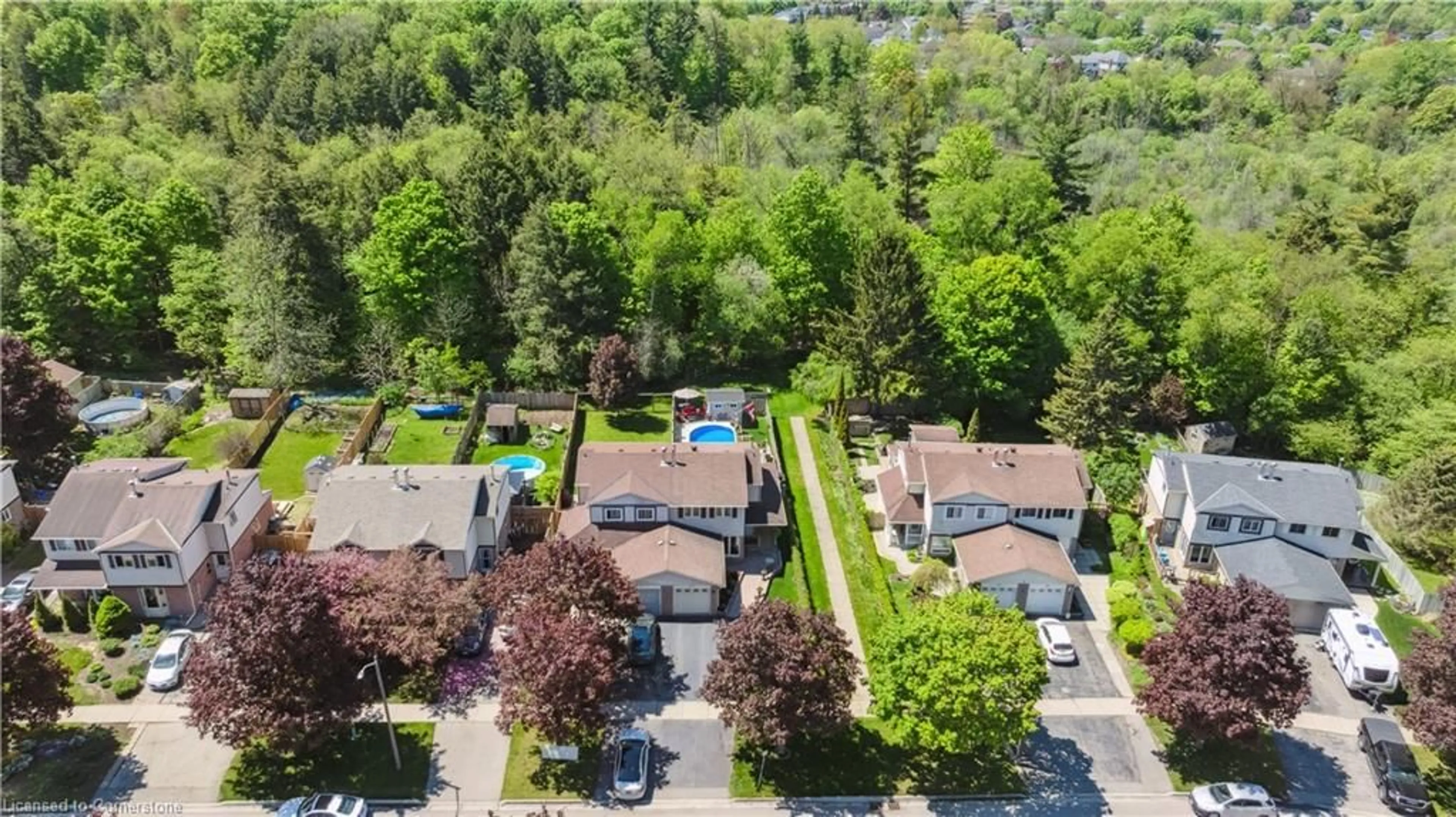 A pic from outside/outdoor area/front of a property/back of a property/a pic from drone, street for 233 Bechtel Dr, Kitchener Ontario N2P 1P8